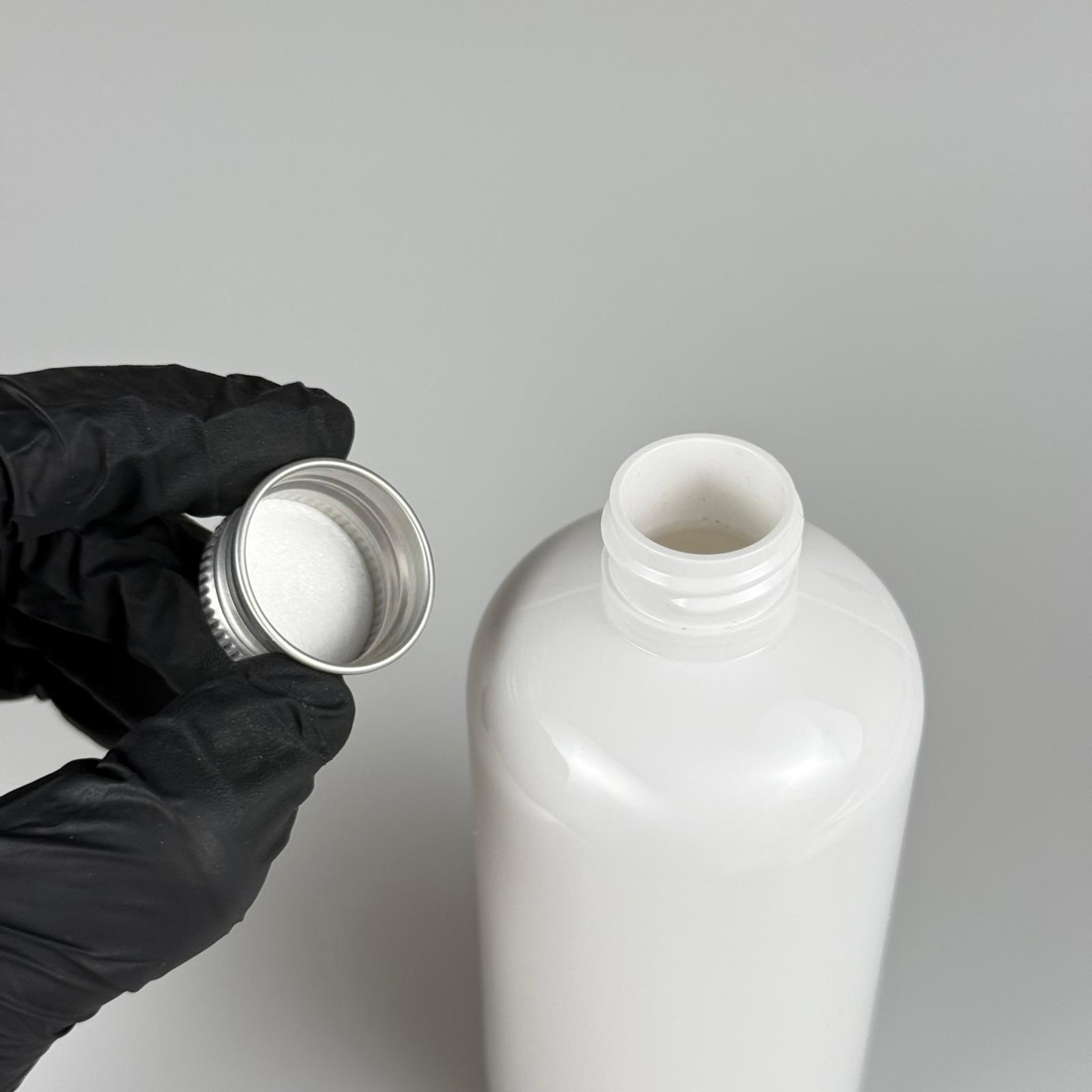 250 CC BEYAZ PLASTİK ŞİŞE ZEYNEP MODEL ( 24 AĞIZ ) + KÖPÜK CONTALI GÜMÜŞ METAL ALÜMİNYUM KAPAKLI - 250 ML KAPAKLI BEYAZ TOMBUL PET ŞİŞELER