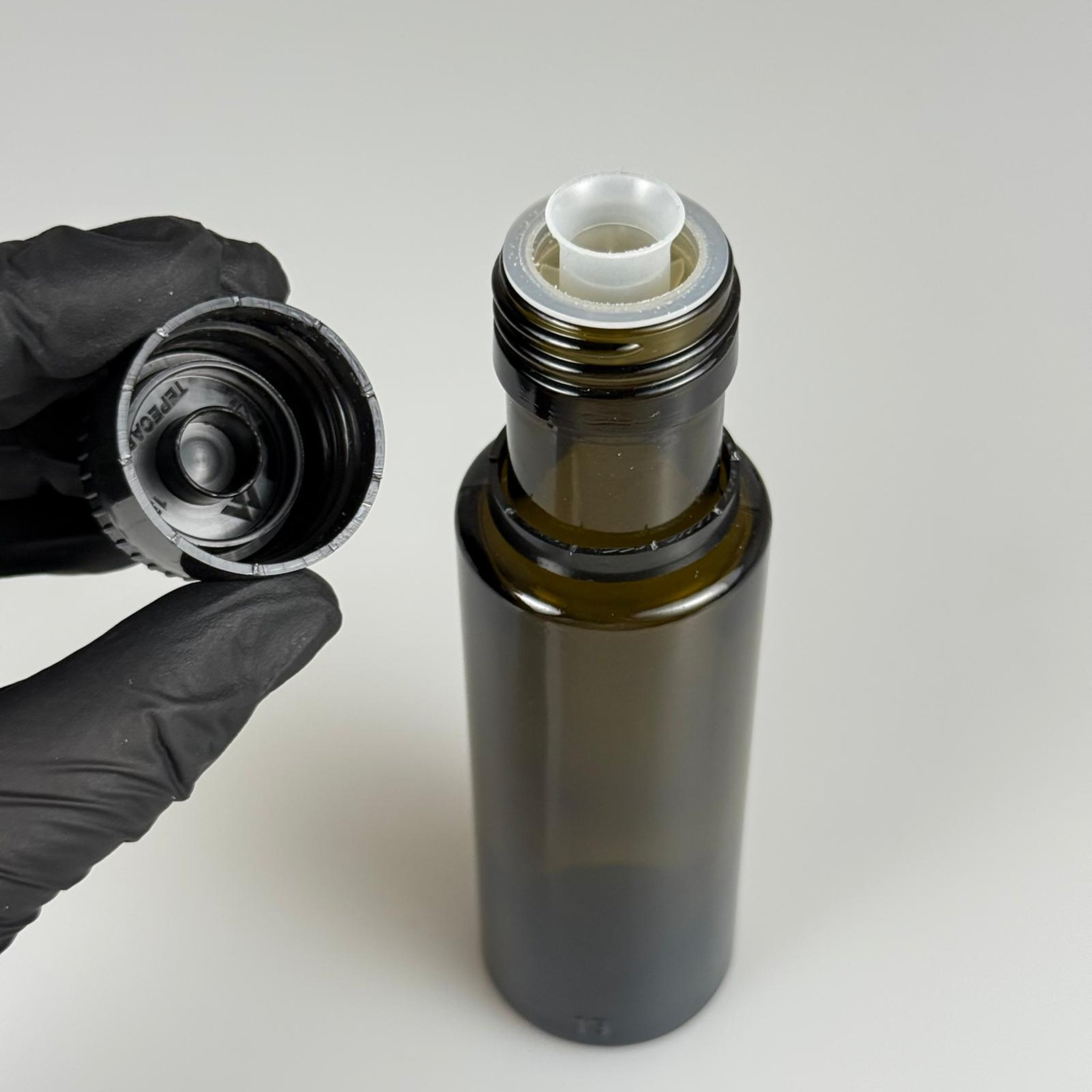 100 CC DORİKA CAM ŞİŞE KOYU YEŞİL (31 MM AĞIZ) - AKITICILI SİYAH KİLİTLİ KAPAKLI - 100 ML SİLİNDİR DORİCA YAĞ VE SOS ŞİŞELERİ