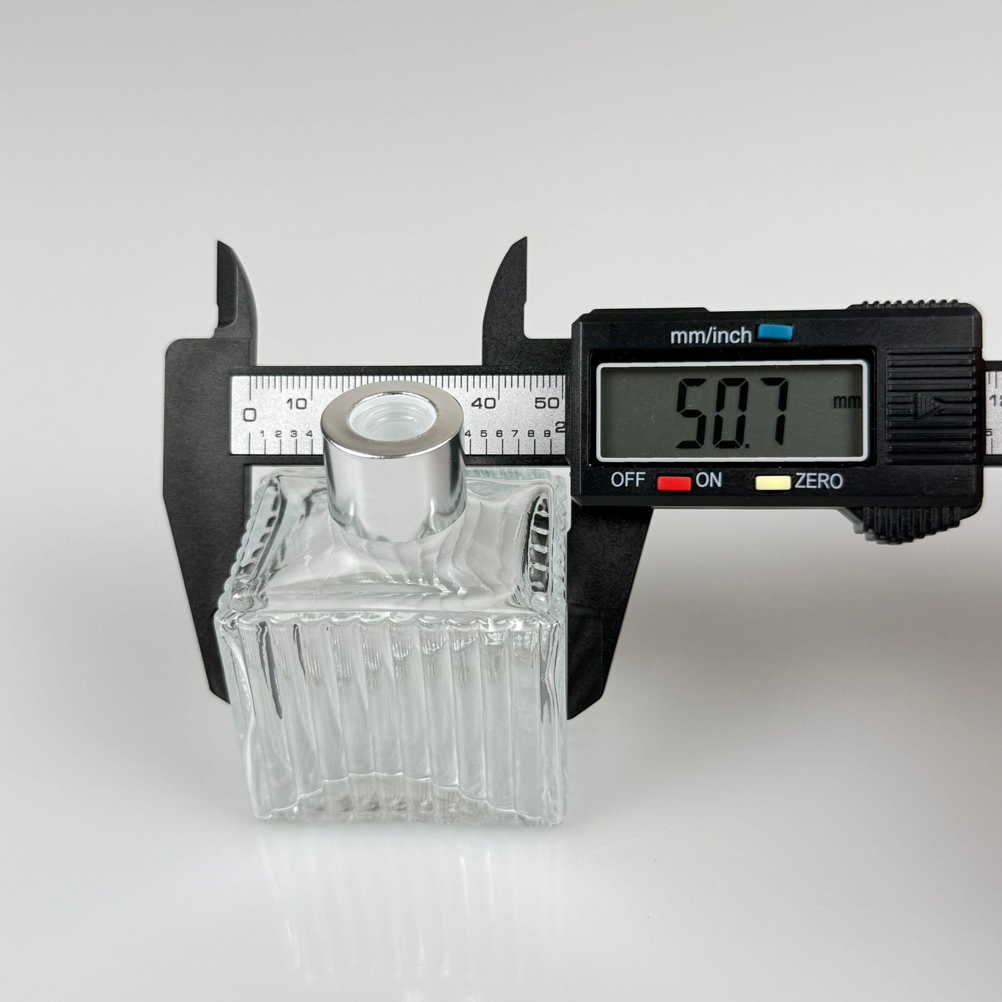 50 CC KÖŞELİ DESENLİ ÇİZGİLİ PRESTİJ CAM BAMBU ODA KOKUSU ŞİŞESİ - 50 ML ÇUBUKLU BAMBU ODA KOKUSU ŞİŞESİ - DİFÜZÖR ŞİŞE- CAM ŞİŞE + GÜMÜŞ METAL KAPAK + PLASTİK TIPA + 3 ADET FİBER SİYAH BAMBU ÇUBUK