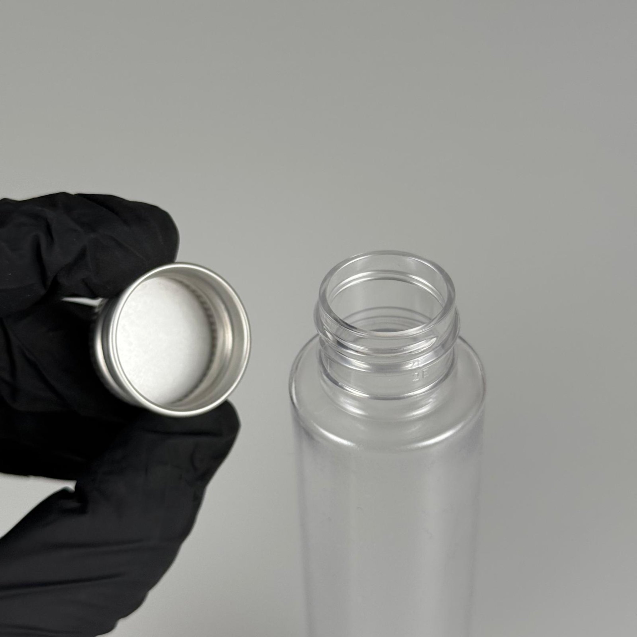 100 CC UZUN SİLİNDİR BUĞULU PET ŞİŞE ( 24 GR - 24 AĞIZ ) + KÖPÜK CONTALI GÜMÜŞ METAL ALÜMİNYUM KAPAK TAKIM - 100 ML BİBERİYE SUYU, LAVANTA YAĞI, SAÇ SERUM, TONİK VB İÇİN PLASTİK KOZMETİK AMBALAJLARI