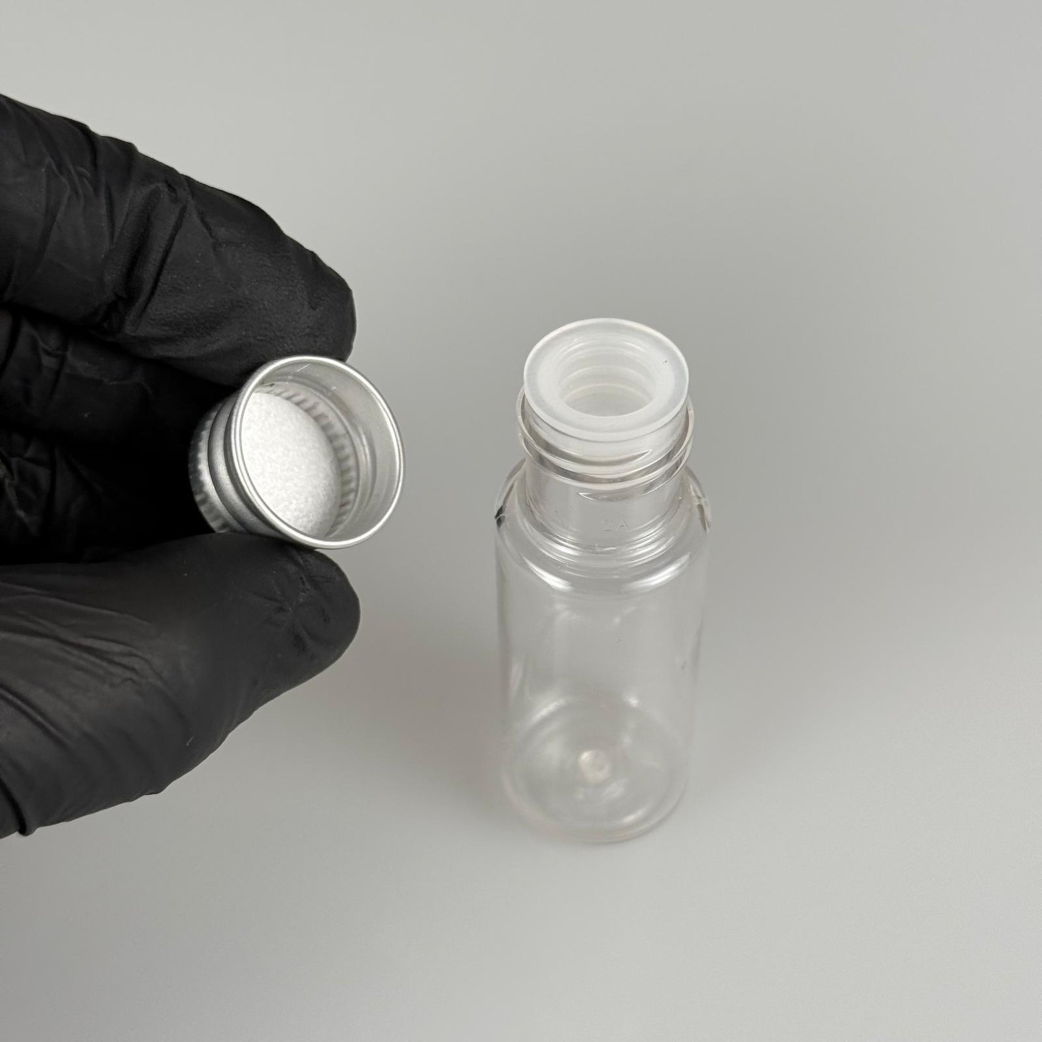 15 CC SİLİNDİR PET ŞİŞE + KÖPÜK CONTALI GÜMÜŞ ALÜMİNYUM METAL KAPAKLI + KÖR TIPALI TAKIML - 15 ML ŞEFFAF PET ŞİŞE