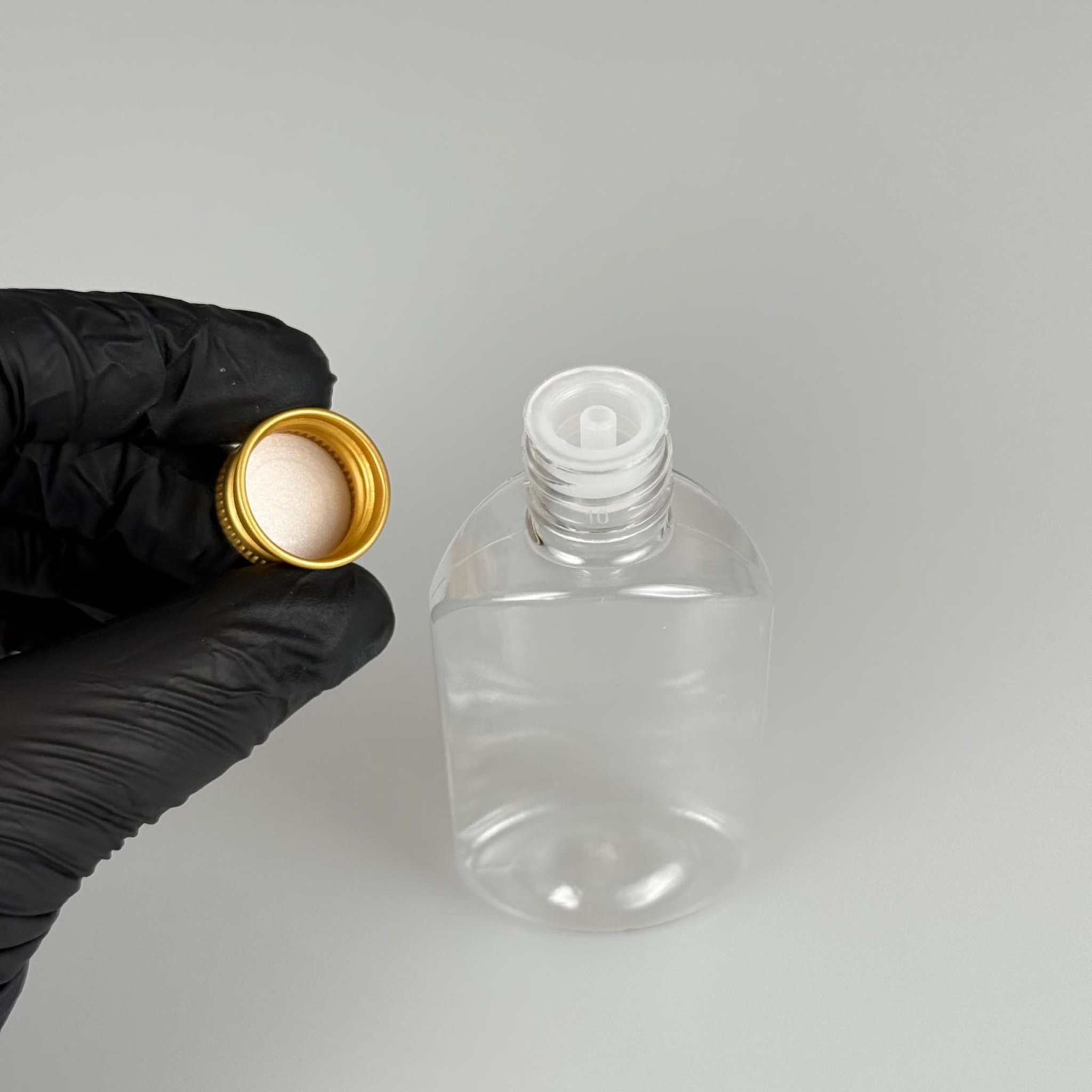 50 CC ŞEFFAF YASSI OVAL MODEL PET ŞİŞE + KÖPÜK CONTALI GOLD ALÜMİNYUM METAL KAPAKLI + DAMLALIKLI KOLONYA TIPALI TAKIM - 50 ML PLASTİK ŞİŞE