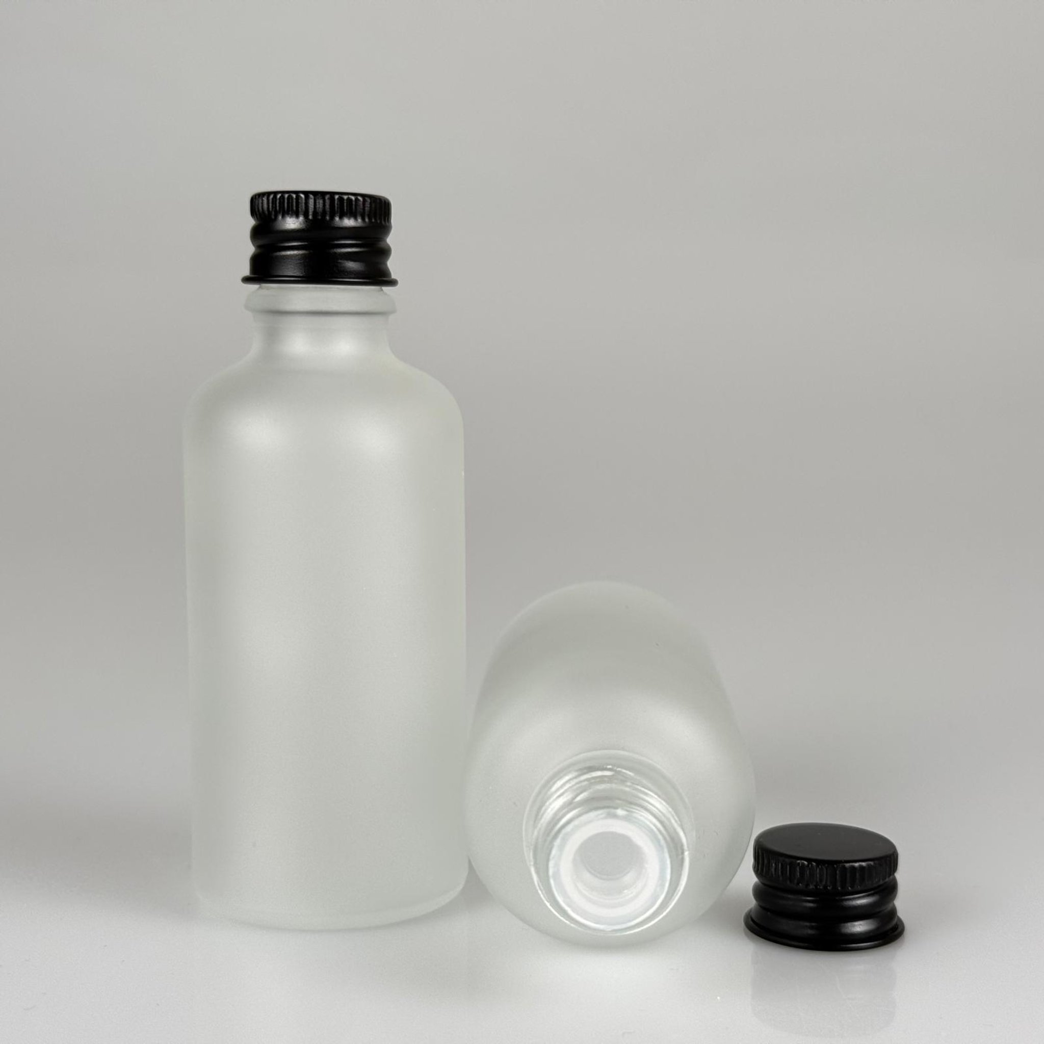50 CC BUZLU CAM ŞİŞE + KÖPÜK CONTALI SİYAH ALÜMİNYUM METAL KAPAKLI + KÖR TIPALI TAKIM - 50 ML BUZLU CAM ŞİŞE