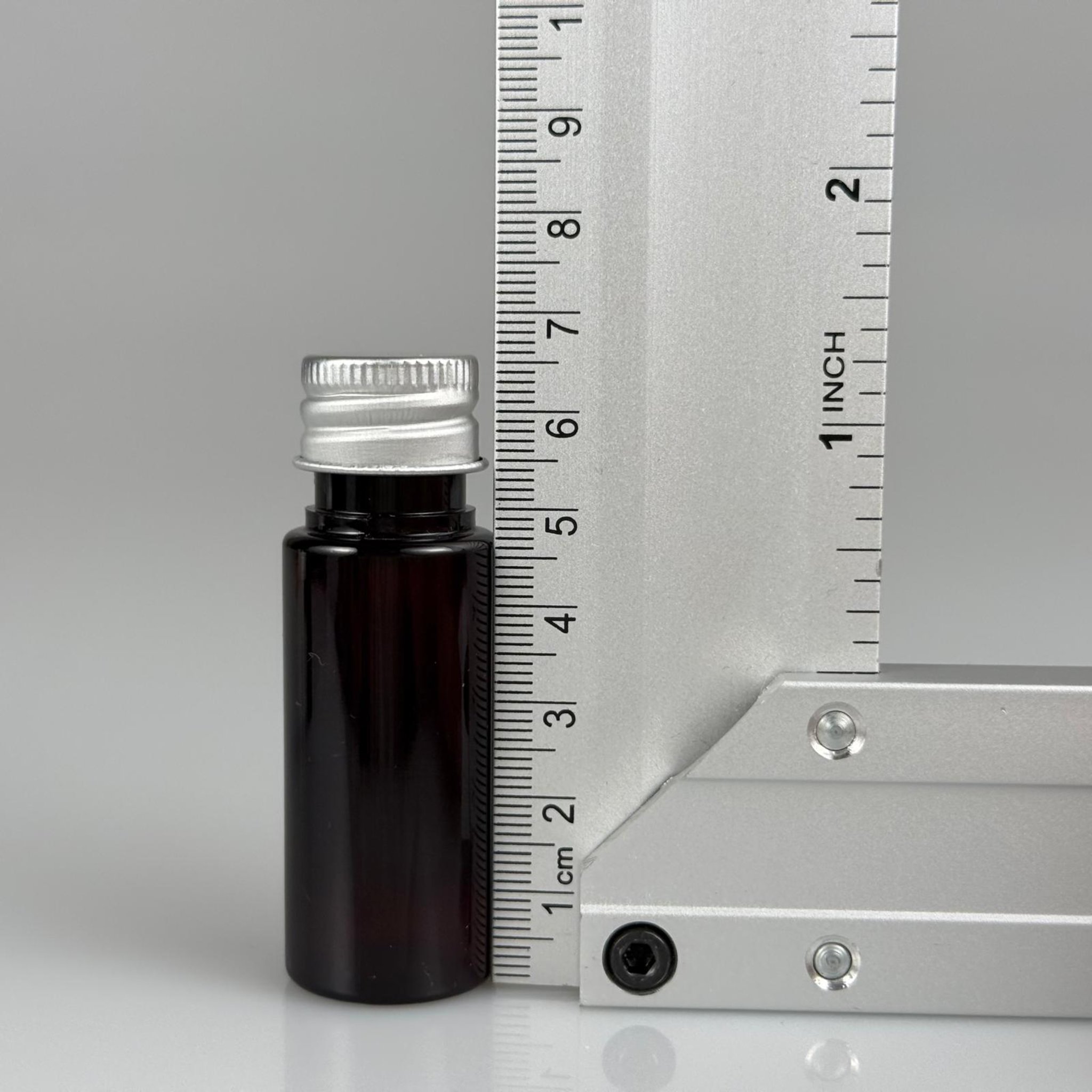 15 CC AMBER SİLİNDİR PET ŞİŞE + KÖPÜK CONTALI GÜMÜŞ ALÜMİNYUM METAL KAPAKLI TAKIML - 15 ML KAHVERENGİ PET ŞİŞE