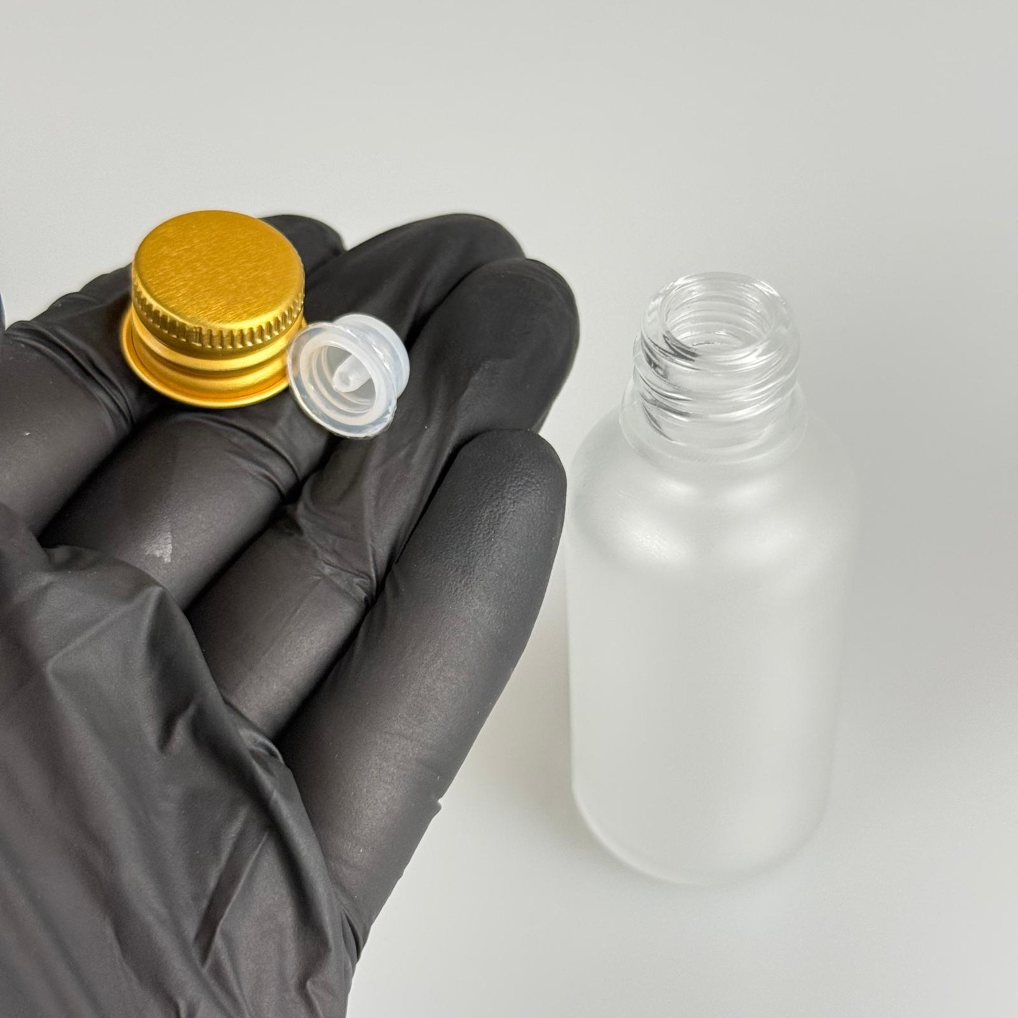 30 CC BUZLU CAM ŞİŞE + KÖPÜK CONTALI GOLD ALÜMİNYUM METAL KAPAKLI + KOLONYA TIPALI TAKIM - 30 ML BUZLU CAM ŞİŞE
