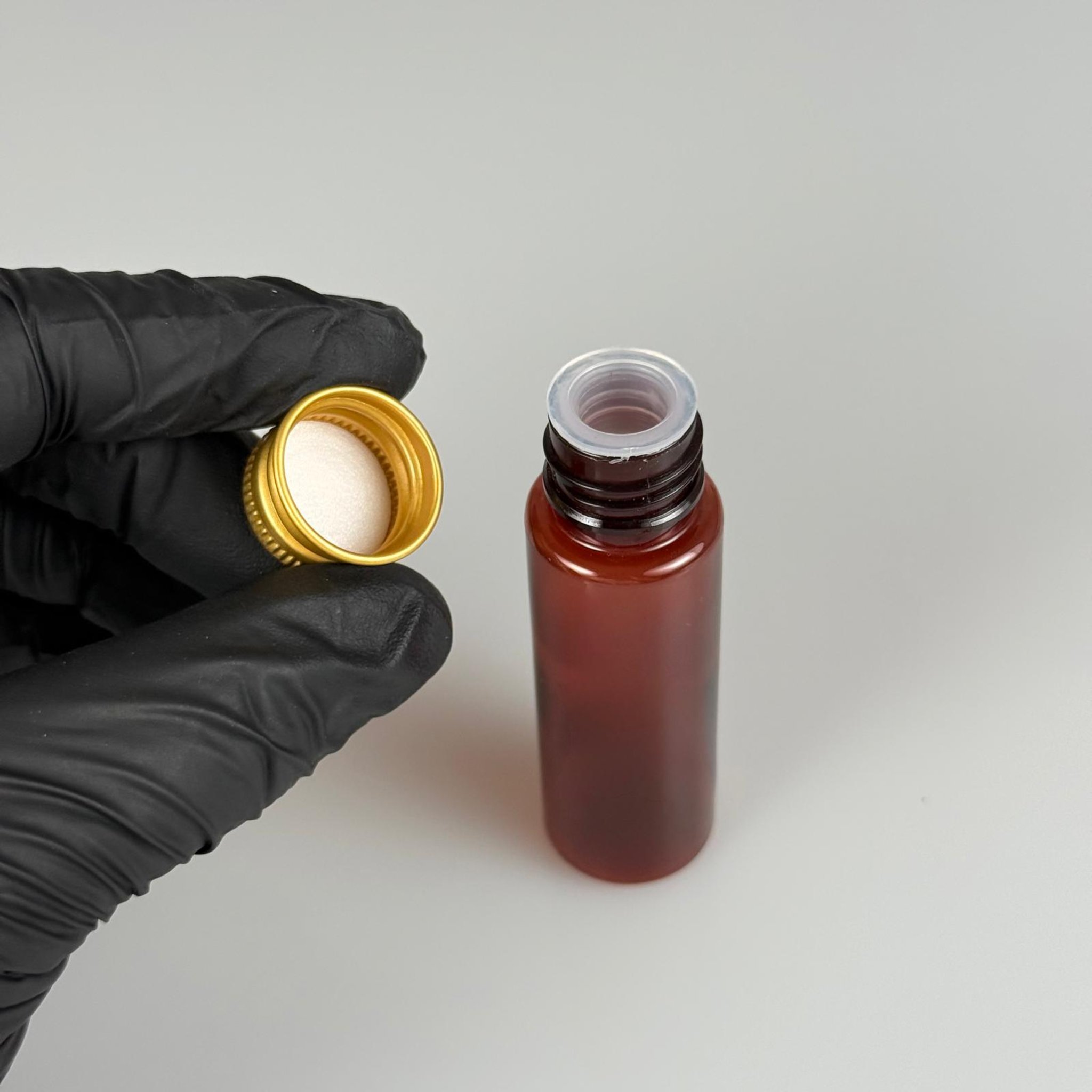20 CC PET AMBER SHOT ŞİŞE - KÖPÜK CONTALI GOLD ALÜMİNYUM METAL KAPAKLI + KÖR TIPALI TAKIM - 20 ML KAHVERENGİ PLASTİK ŞİŞE