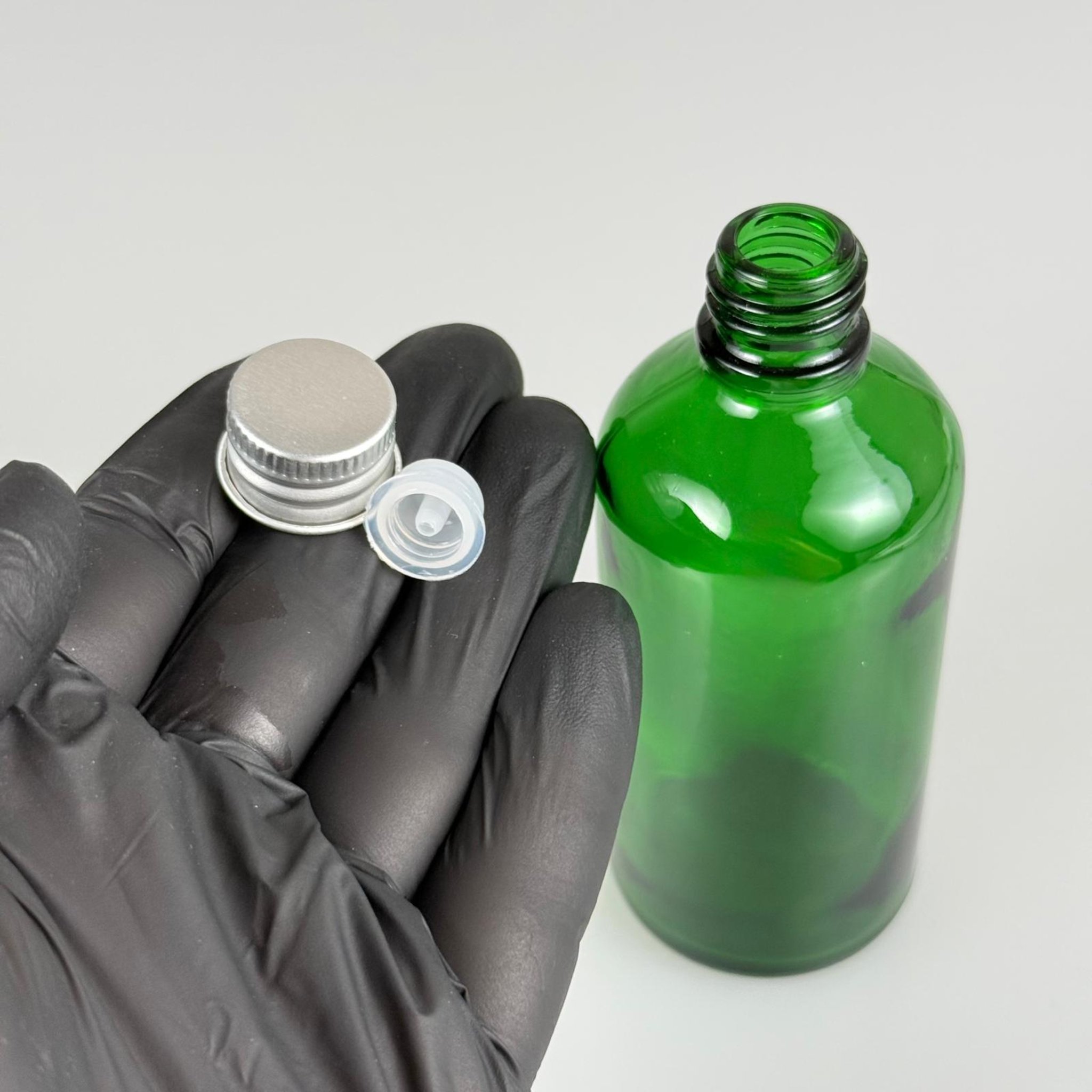 100 CC YEŞİL CAM ŞİŞE + KÖPÜK CONTALI GÜMÜŞ ALÜMİNYUM METAL KAPAKLI + DAMLALIKLI KOLONYA TIPALI TAKIM - 100 ML YEŞİL CAM ŞİŞE