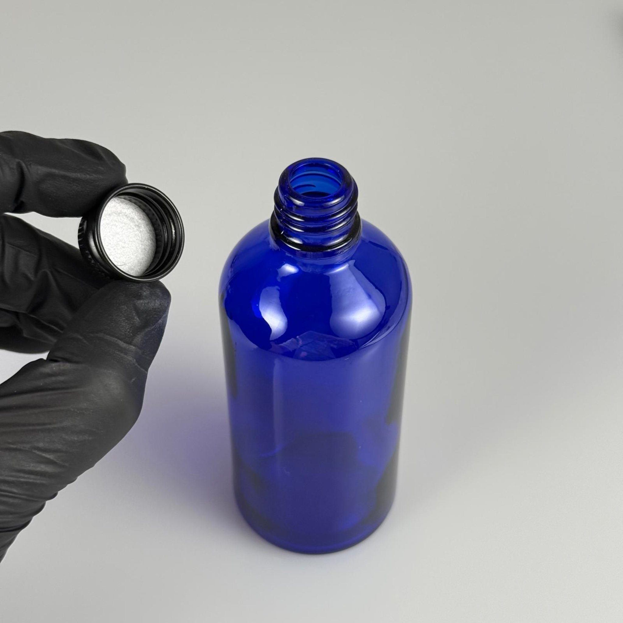 100 CC MAVİ CAM ŞİŞE + KÖPÜK CONTALI SİYAH ALÜMİNYUM METAL KAPAKLI TAKIM - 100 ML MAVİ CAM ŞİŞE
