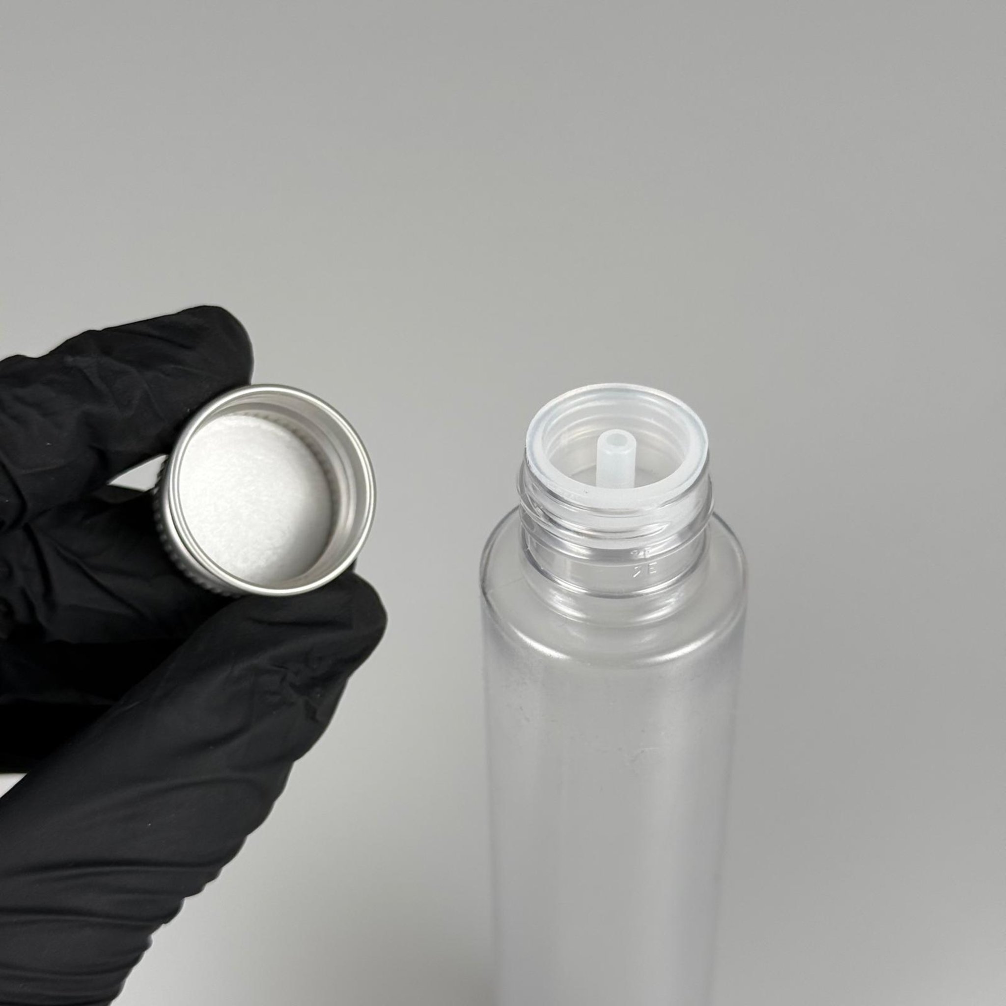 100 CC UZUN SİLİNDİR BUĞULU PET ŞİŞE ( 24 GR - 24 AĞIZ ) + KÖPÜK CONTALI GÜMÜŞ METAL ALÜMİNYUM KAPAK + KOLONYA TIPALI TAKIM - 100 ML BİBERİYE SUYU, LAVANTA YAĞI, SAÇ SERUM, TONİK VB İÇİN PLASTİK KOZMETİK AMBALAJLARI