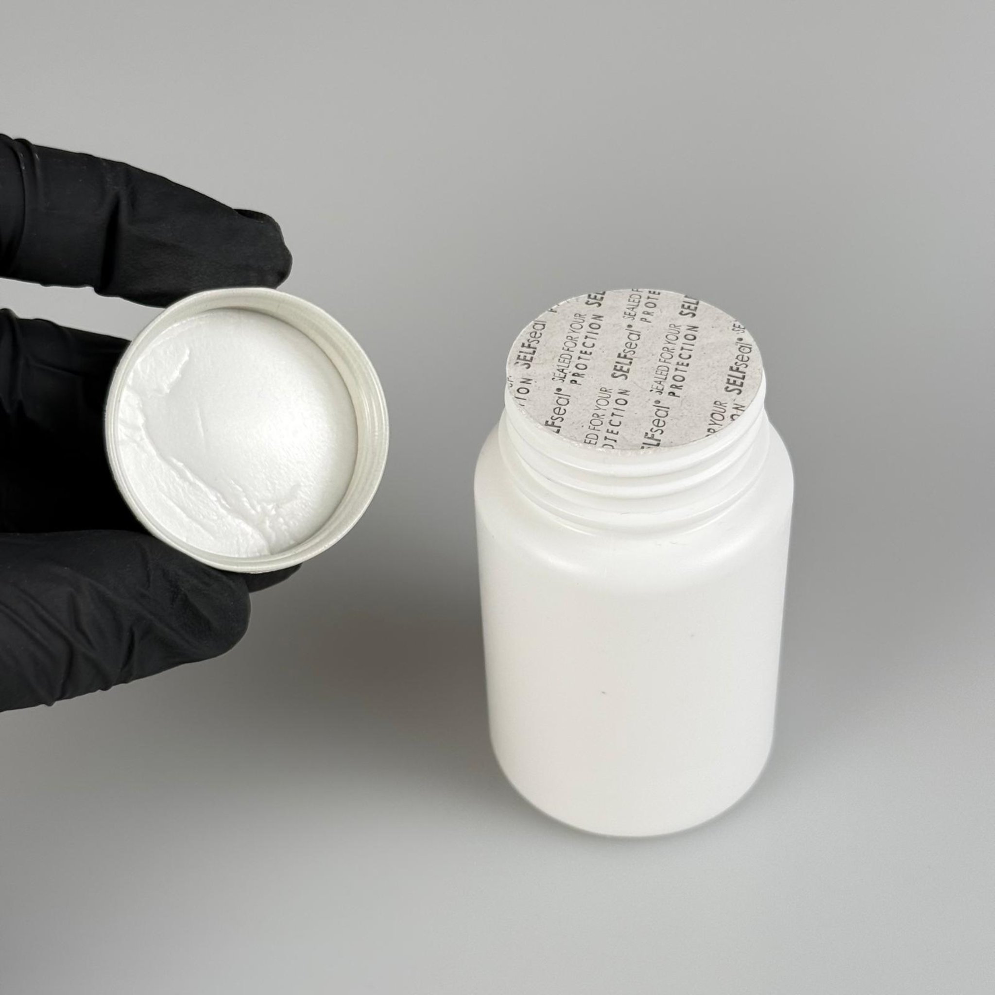 100 CC BEYAZ SERT POLİETİLEN ŞİŞE + SİYAH METAL KAPAKLI + KENDİNDEN YAPIŞKANLI KÖPÜK CONTALI - 100 ML POLİETİLEN ŞİŞE