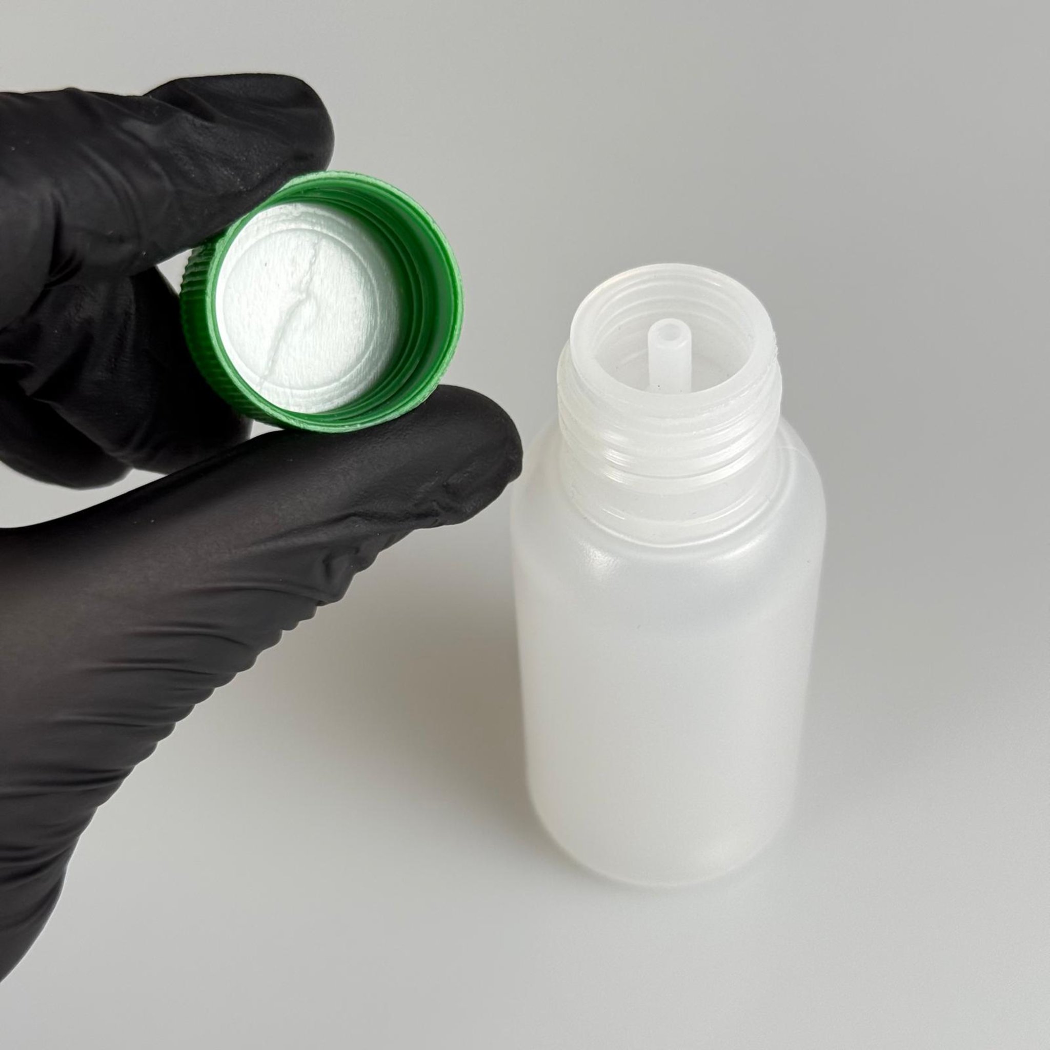 50 ML SIKILABİLİR YUMUŞAK POLİETİLEN PE PLASTİK ŞİŞE - CONTALI YEŞİL KAPAKLI + KOLONYA TIPALI - 50 cc sos, yağ, kartuş, mürekkep vb için boş şişeler
