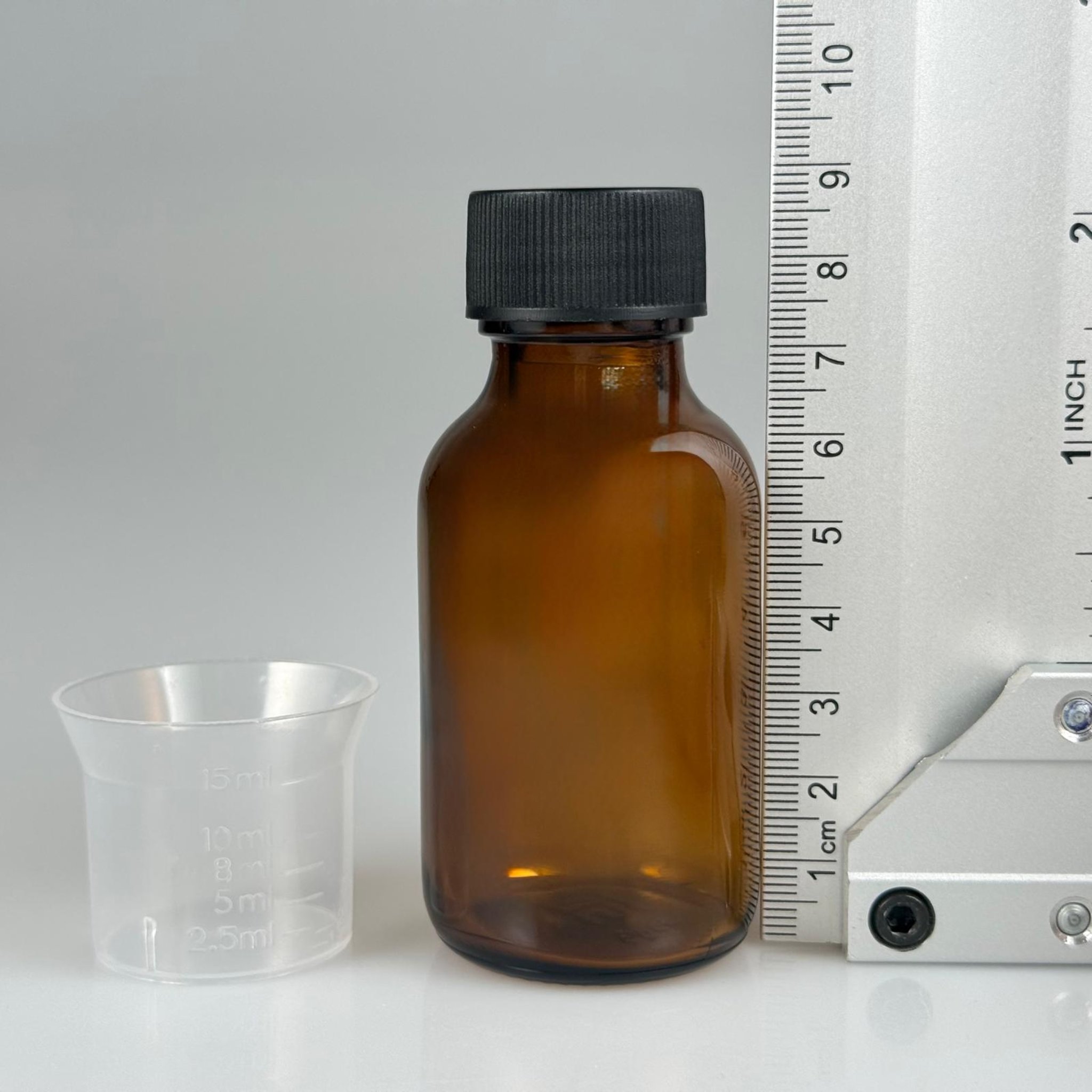 50 CC AMBER CAM ŞİŞE + SİYAH PLASTİK KAPAK + 15 ML ÖLÇEK TAKIM - 50 ML KAHVERENGİ BOŞ ŞURUP ŞİŞESİ (AĞIZ ÇAPI 25 MM) - 50 ML ECZA ŞİŞESİ