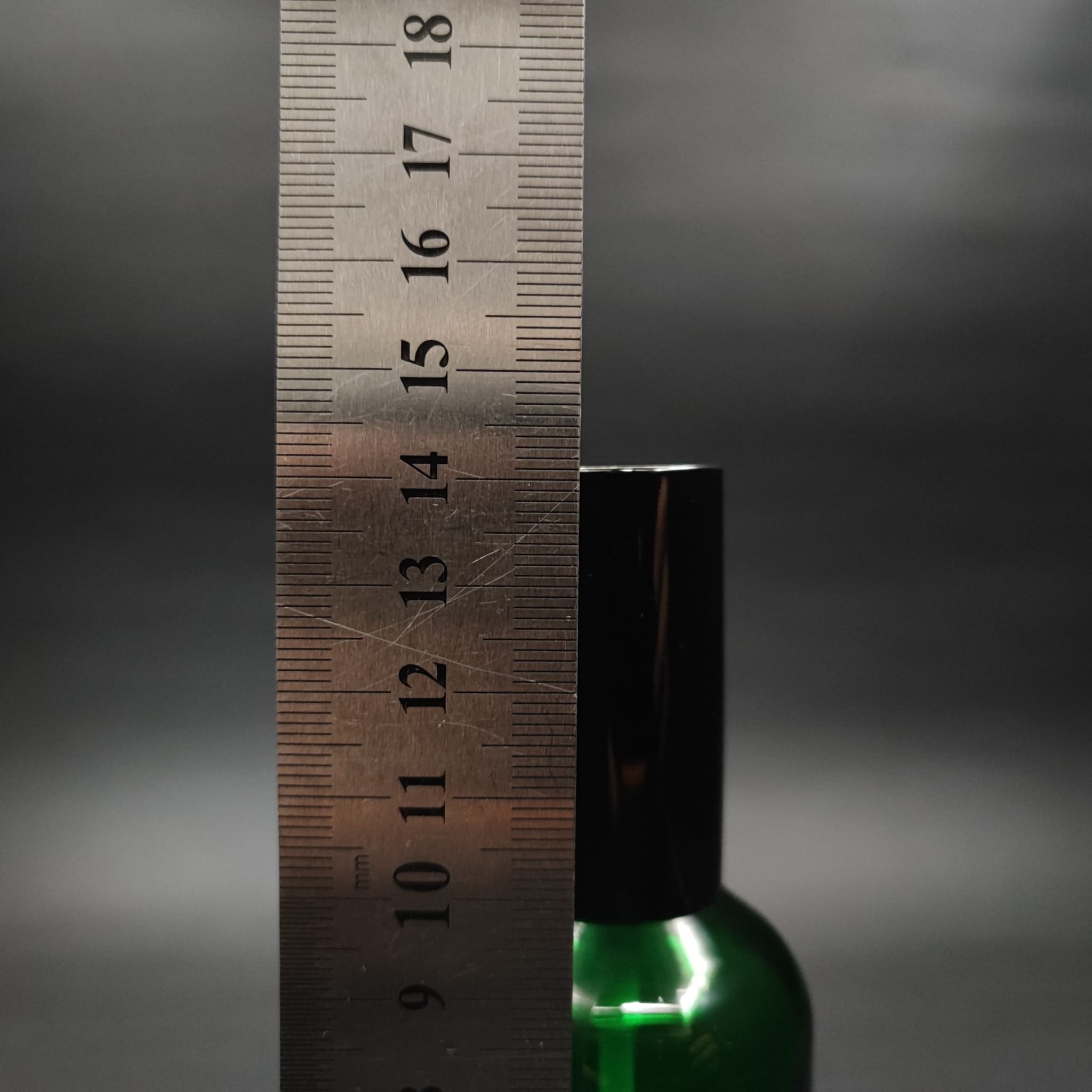 100 ML LÜKS VİDALI VALF ÇEVİRME PARFÜM ŞİŞELERİ - 100 CC YEŞİL CAM ŞİŞE - SİYAH METAL SPREYLİ KAPAKLI SET