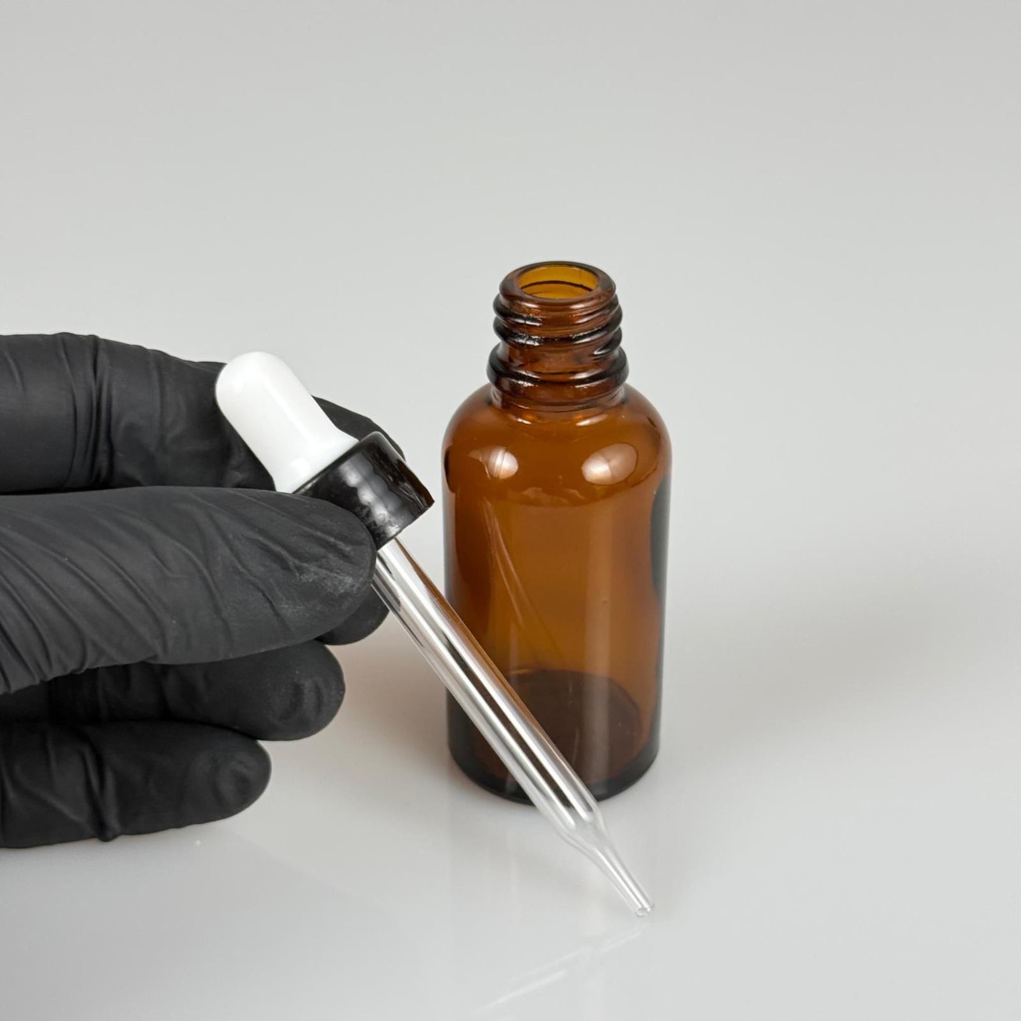 30 CC AMBER İNCE UÇLU CAM DAMLALIKLI ŞİŞE - BEYAZ EMZİK + SİYAH DÜZ KAPAK + CAM PİPET TAKIM - 30 ML KAHVERENGİ DAMLALIKLI ŞİŞE SETİ