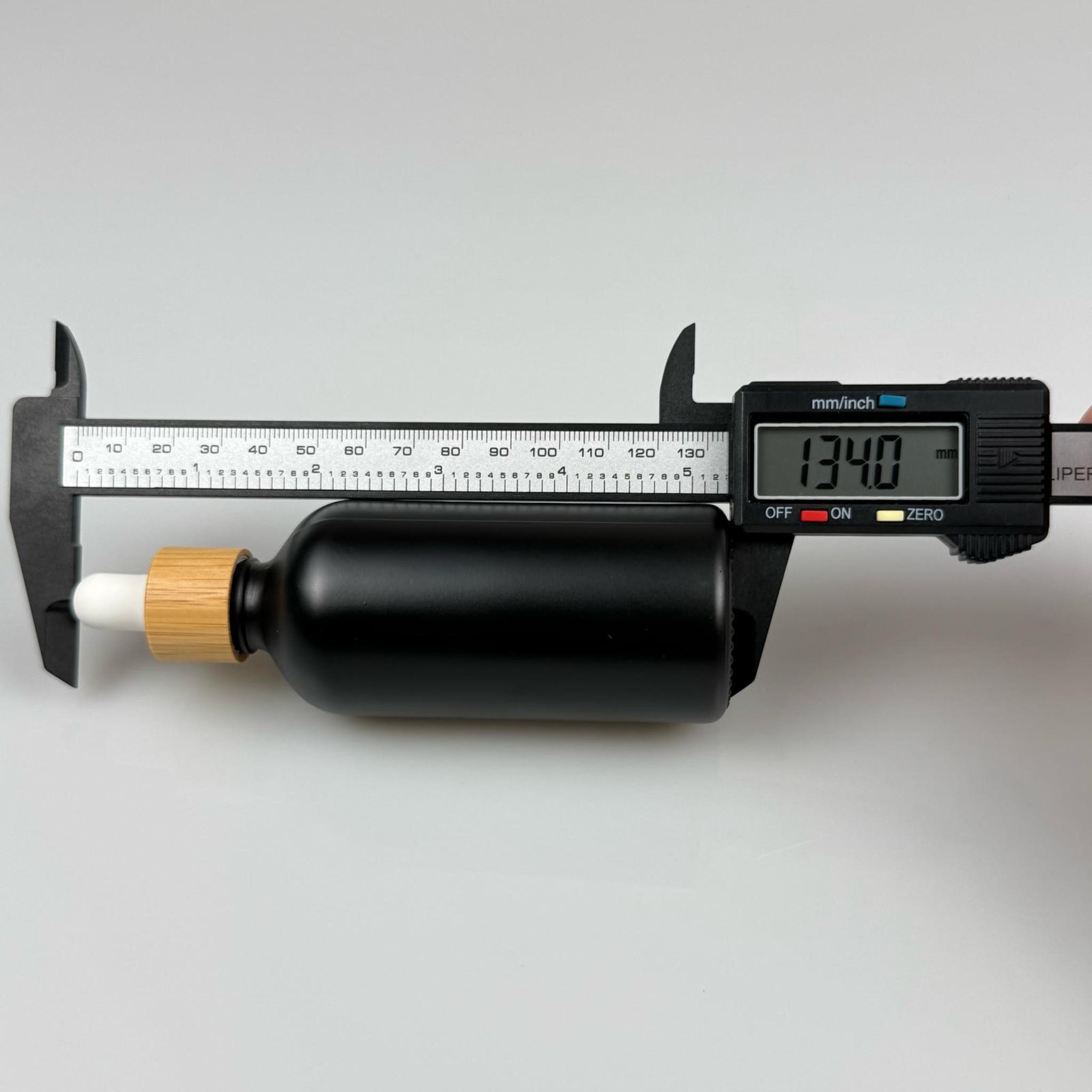 100 CC MAT SİYAH CAM DAMLALIKLI ŞİŞE - BEYAZ EMZİK - BAMBU AHŞAP KAPAK - 100 ML BAMBU KAPAKLI CAM DAMLALIKLI ŞİŞE