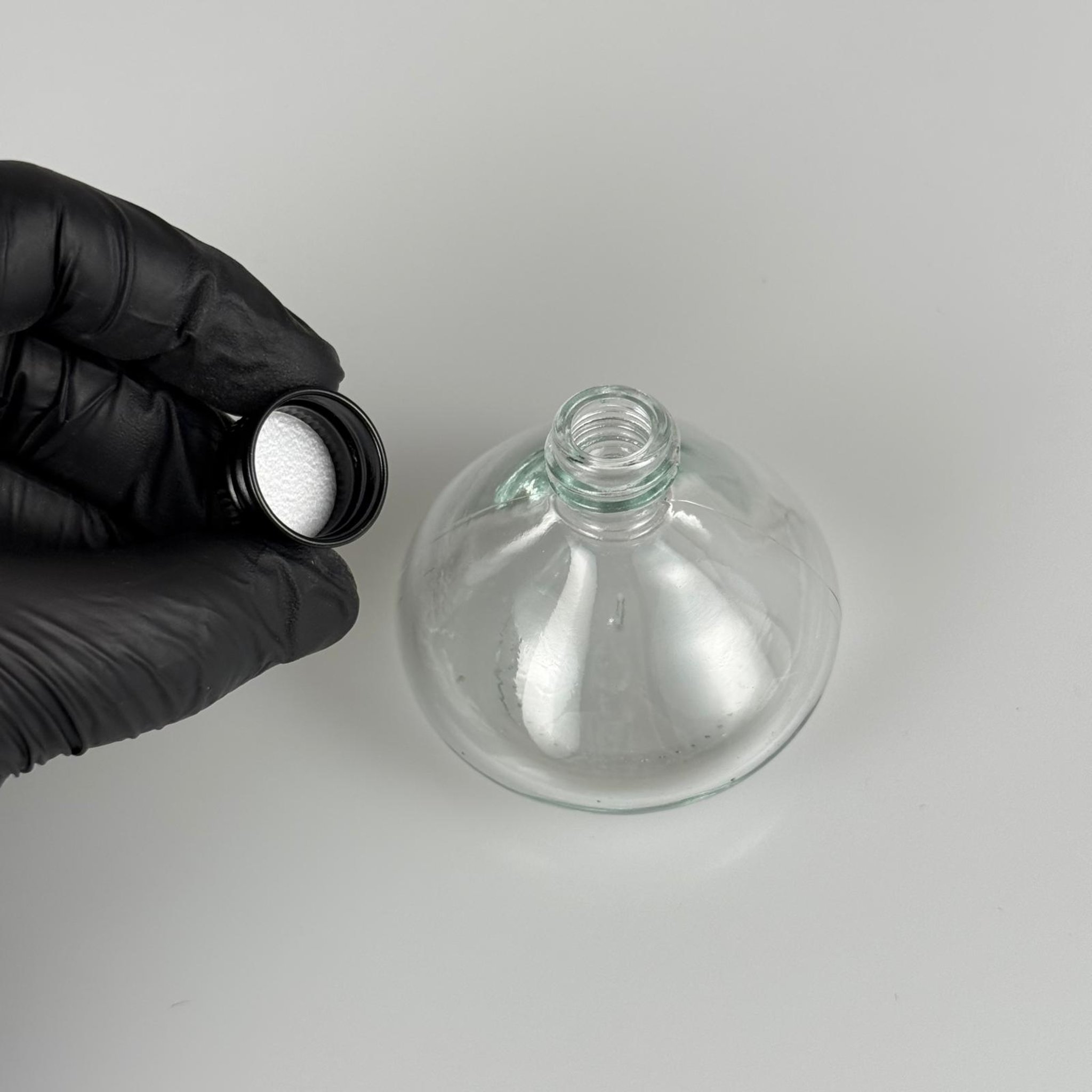 50 CC BASIK CAM ŞİŞE + SİYAH ALÜMİNYUM METAL KAPAKLI TAKIM - 50 ML ŞEFFAF CAM ŞİŞE