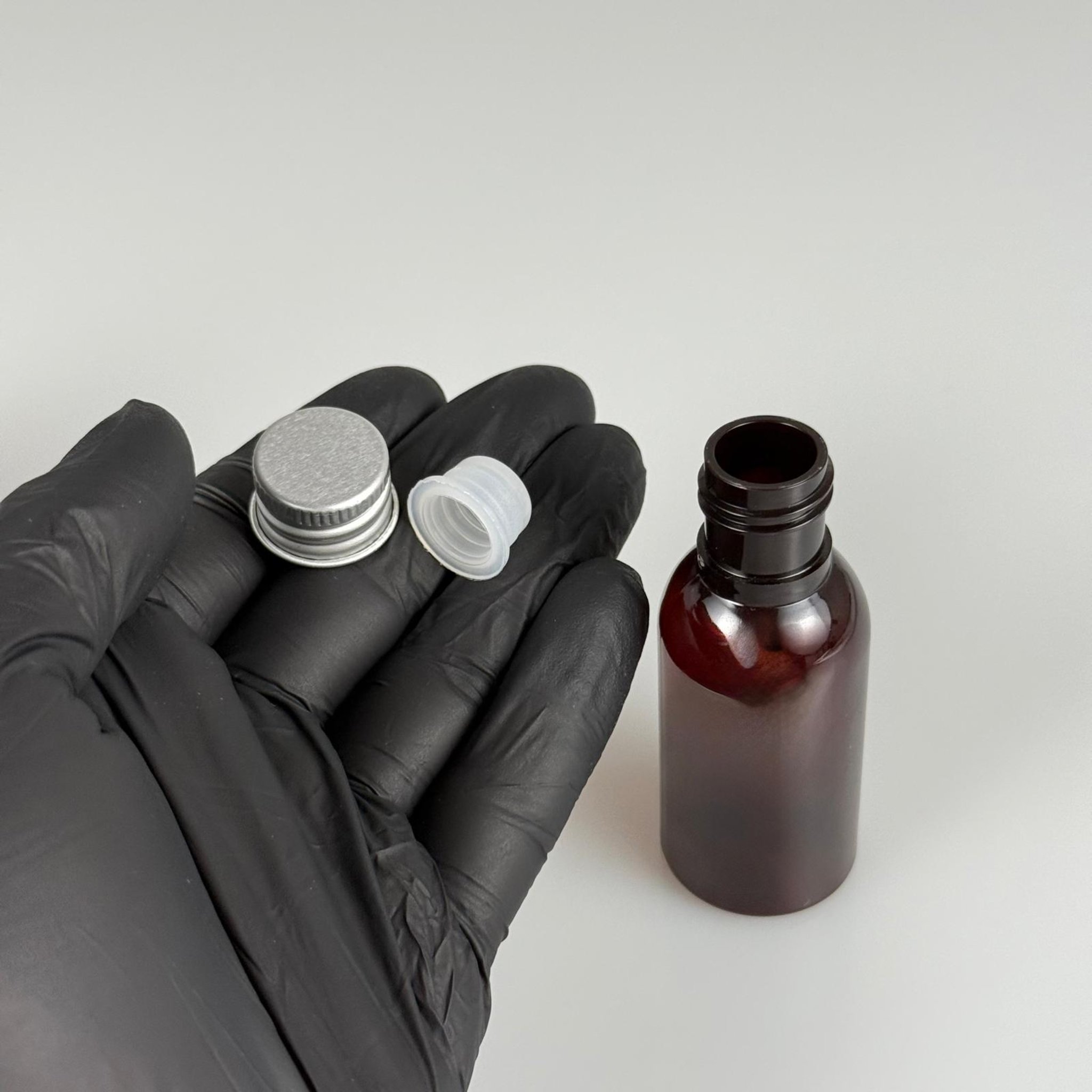 35 CC AMBER PET ŞİŞE - KÖPÜK CONTALI GÜMÜŞ ALÜMİNYUM METAL KAPAKLI + KÖR TIPALI TAKIM - 35 ML KAHVERENGİ PET ŞİŞE