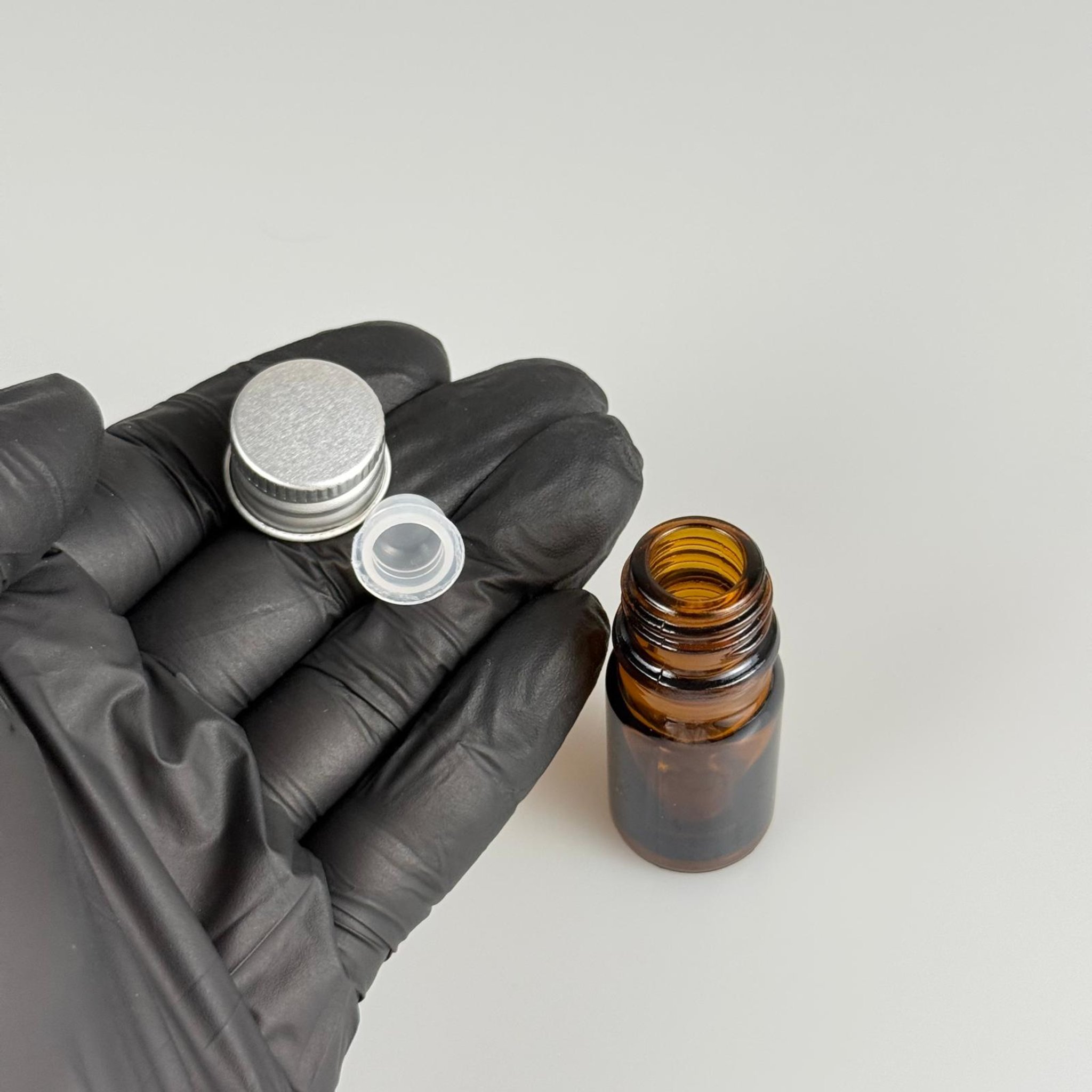 5 CC AMBER CAM ŞİŞE + KÖPÜK CONTALI GÜMÜŞ ALÜMİNYUM METAL KAPAKLI + KÖR TIPALI TAKIM - 5 ML KAHVERENGİCAM ŞİŞE