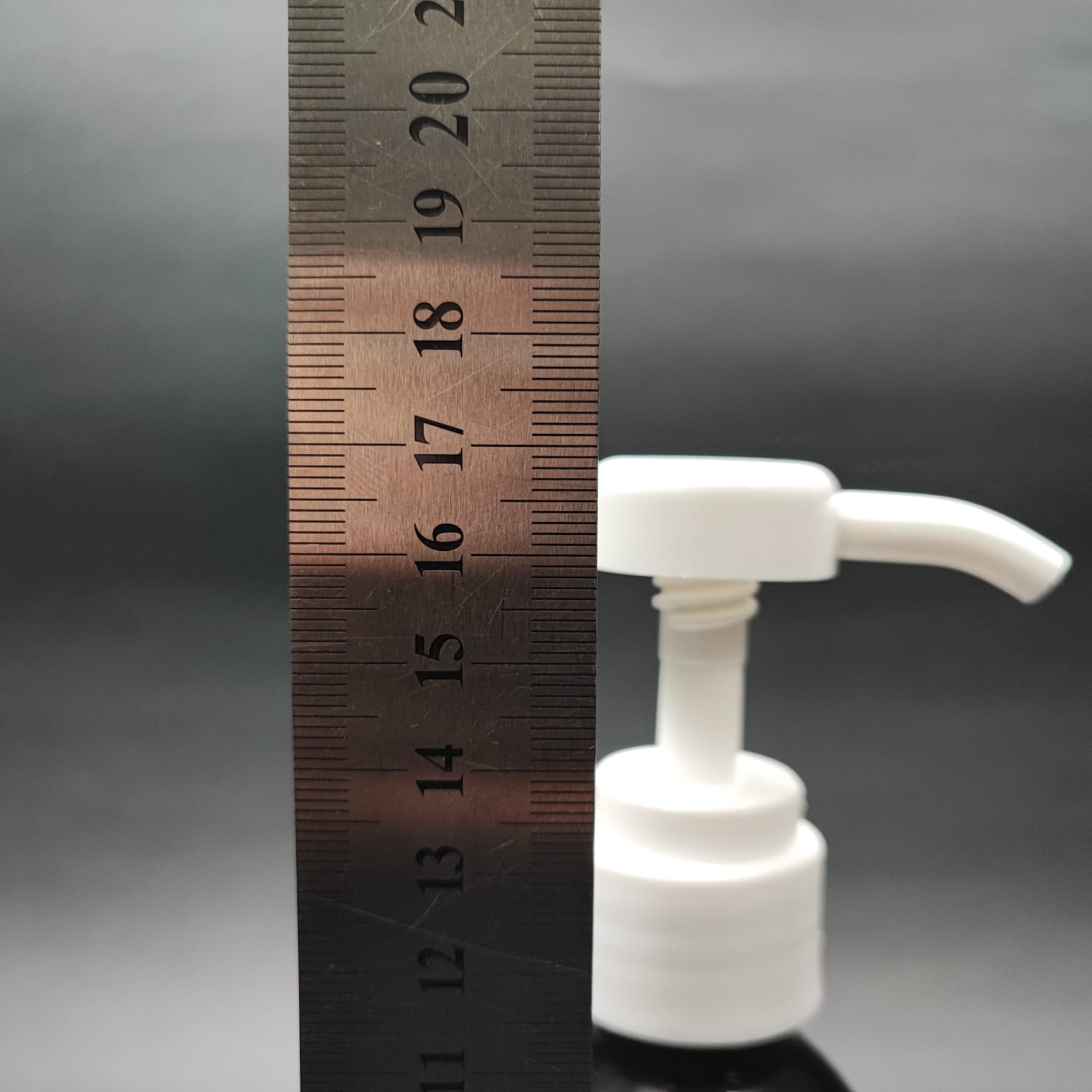 200 CC AMBER PET ECZA ŞİŞESİ + BEYAZ DOZAJ POMPALI (HER BASMADA 4 CC SIVI ATAR) - 200 ML POMPALI ŞİŞE - ŞURUP, ŞAMPUAN, KREM GİBİ YOĞUN KIVAMLI SIVILARDA KULLANILIR