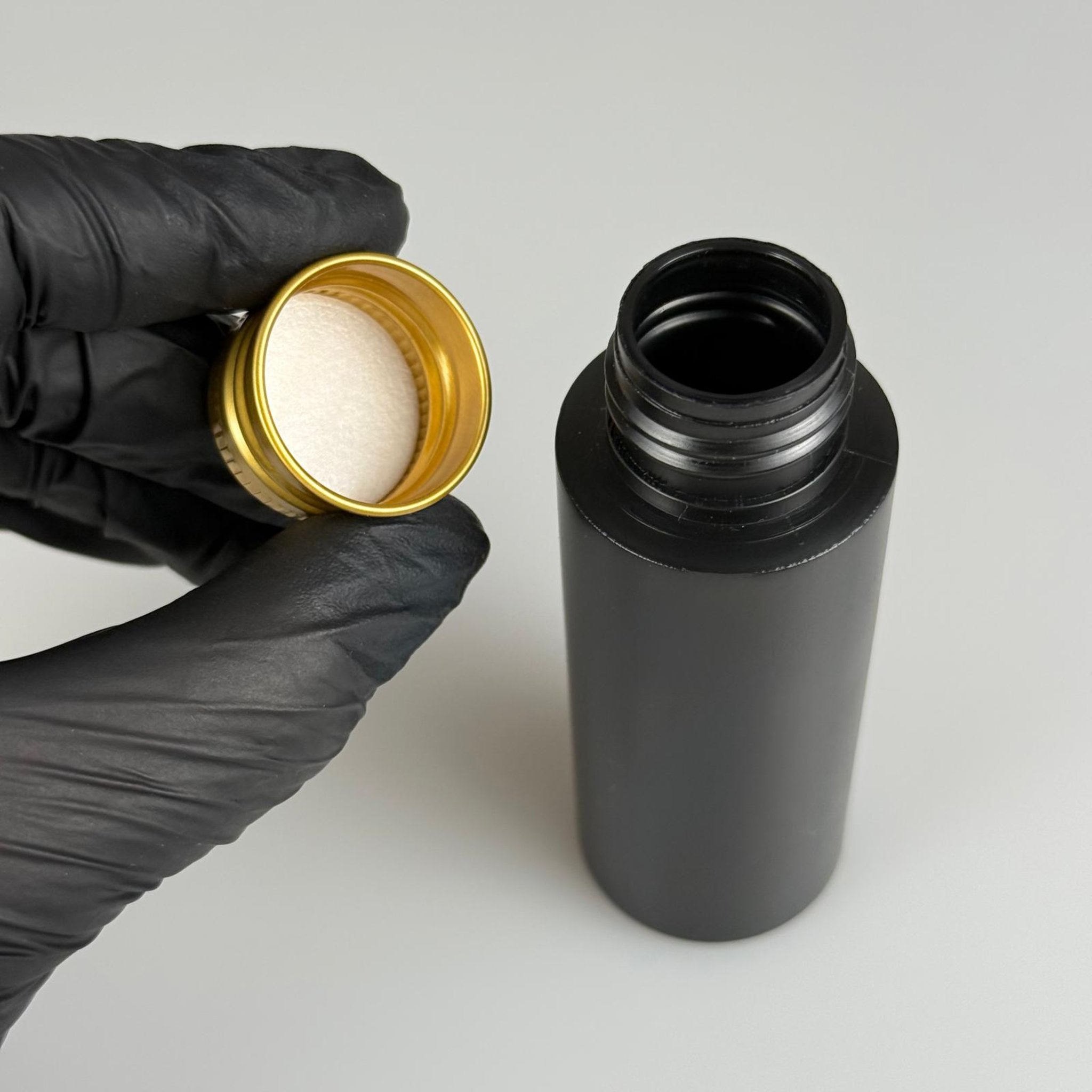 50 CC SİYAH POLİETİLEN PLASTİK ASETON ŞİŞESİ ( 24 AĞIZ ) + KÖPÜK CONTALI GOLD METAL ALÜMİNYUM KAPAK TAKIM - 50 ML KAPAKLI SİYAH PLASTİK ŞİŞELER