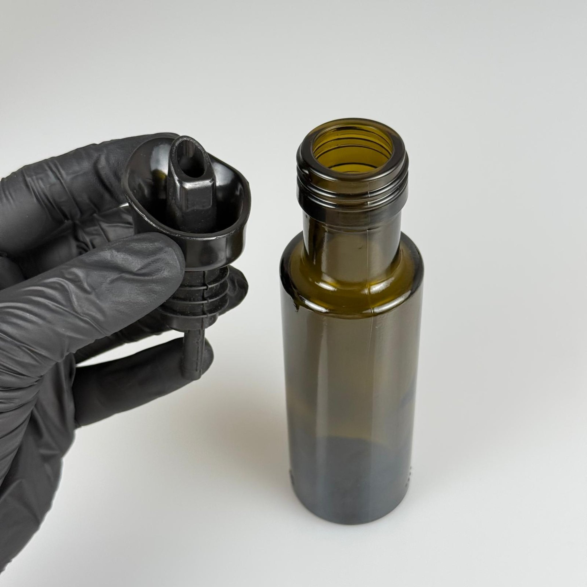 100 CC DORİKA CAM ŞİŞE KOYU YEŞİL (31 MM AĞIZ) - AKITICI SİYAH YAĞDANLIK TIPALI - 100 ML SİLİNDİR DORİCA YAĞ VE SOS ŞİŞELERİ