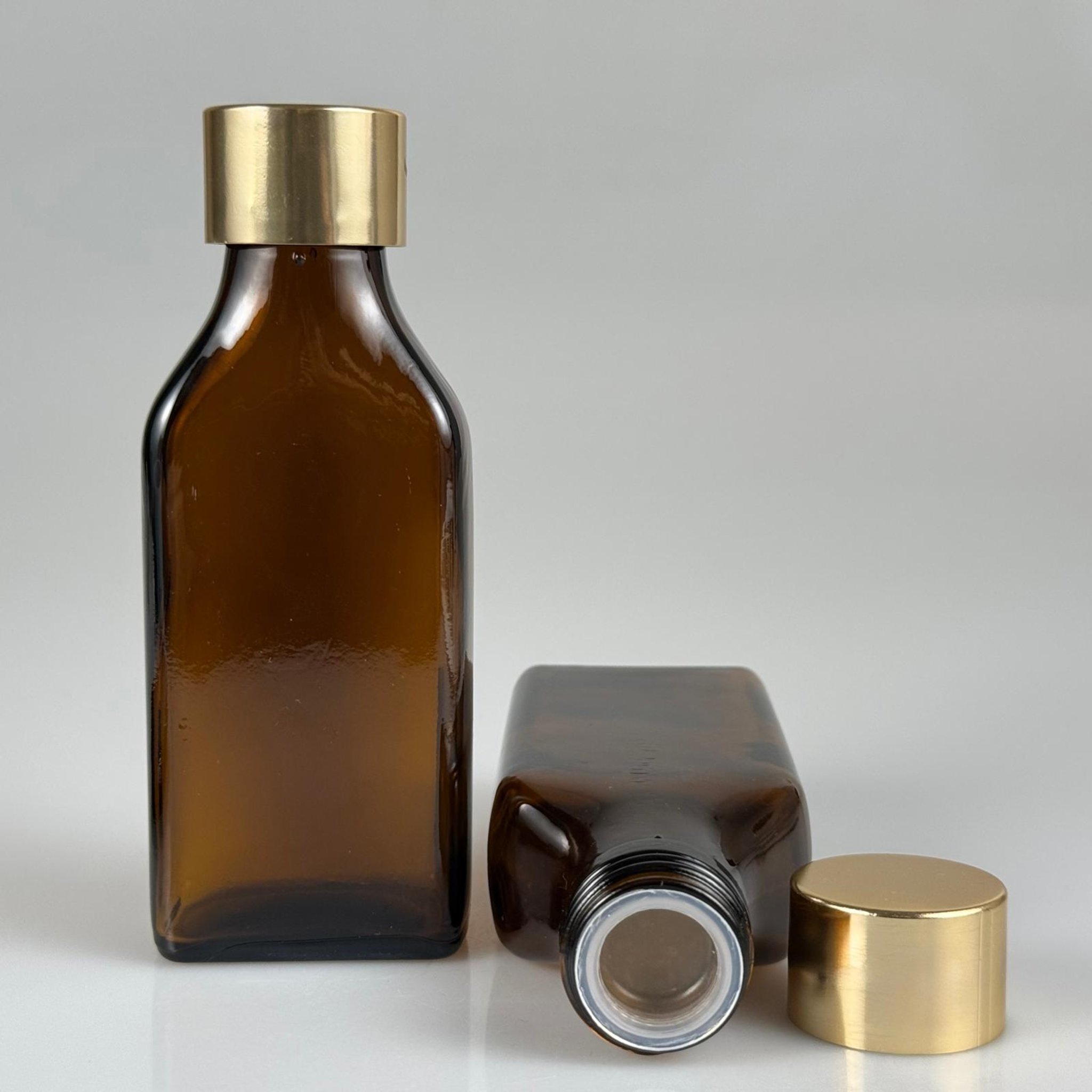 100 CC AMBER YASSI CAM ŞİŞE + ALÜMİNYUM KAPLAMALI GOLD KAPAKLKI + KÖR TIPALI TAKIM - 100 ML KAYVERENGİ CAM ŞİŞE