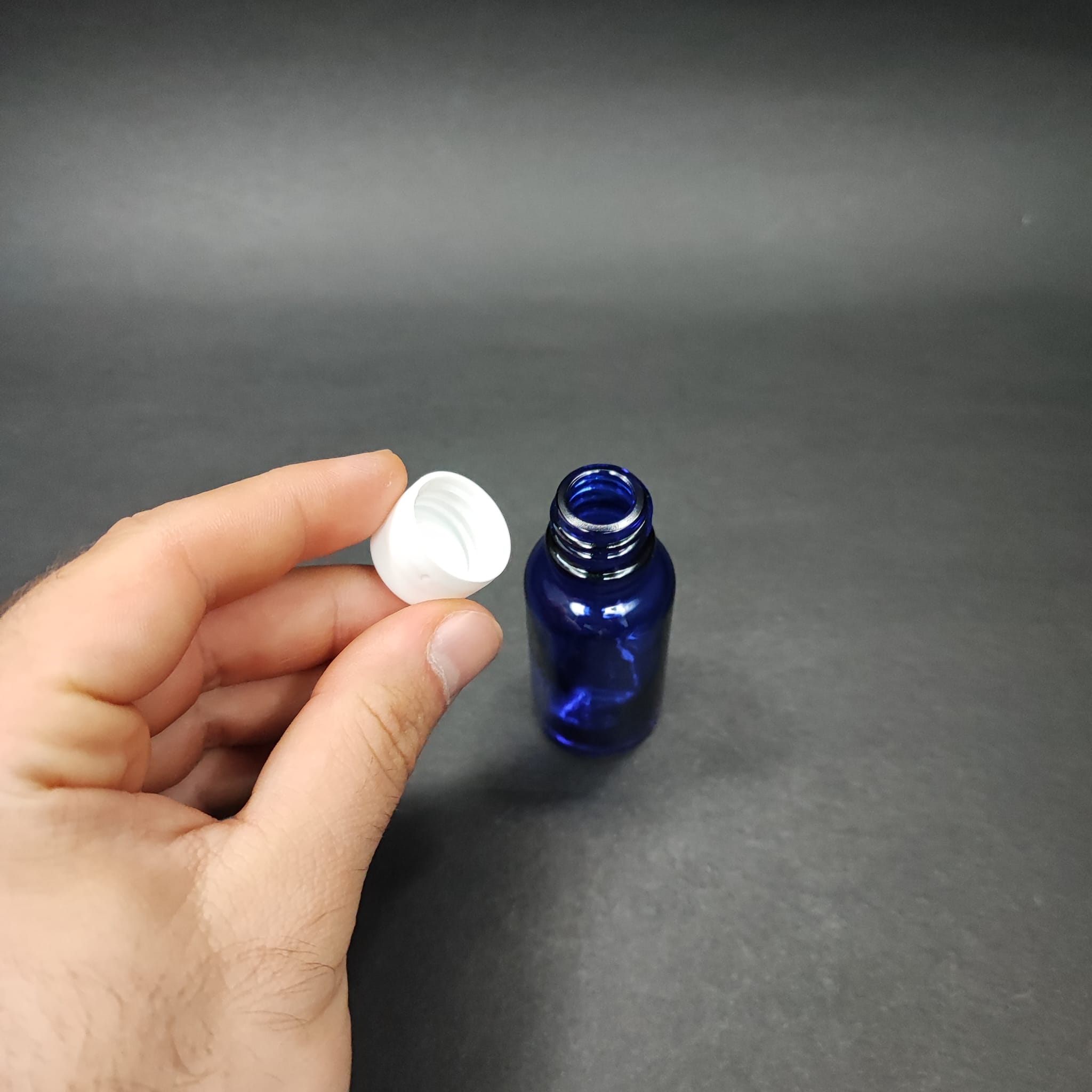 20 CC MAVİ CAM ŞİŞE + KENDİNDEN CONTALI SIZDIRMAZ BEYAZ KAPAK - 20 ML KAPAKLI CAM ŞİŞE