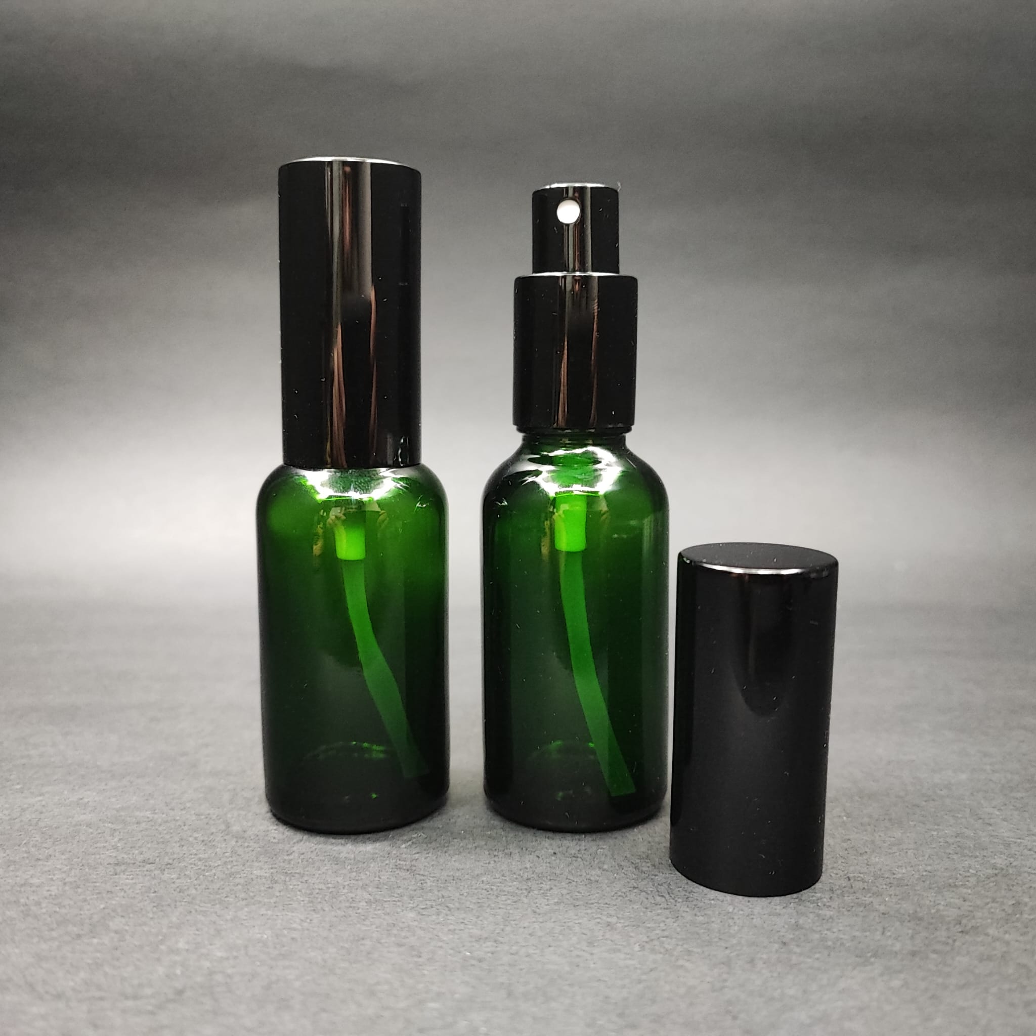30 ML LÜKS VİDALI VALF ÇEVİRME PARFÜM ŞİŞELERİ - 30 CC YEŞİL CAM ŞİŞE - SİYAH METAL SPREYLİ KAPAKLI SET