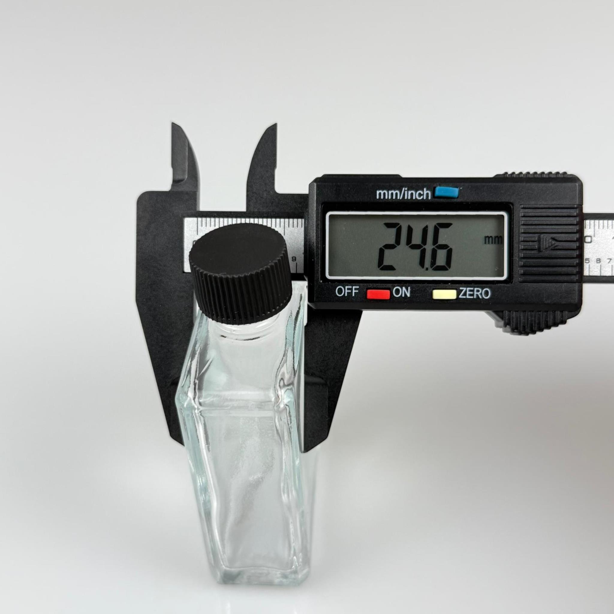40 CC YASSI DİKDÖRTGEN KÖŞELİ KISA CAM ŞİŞE - BEYAZ PLASTİK KAPAKLI KOLONYA TIPALI - 40 ML PRESTİJLİ ŞİŞE