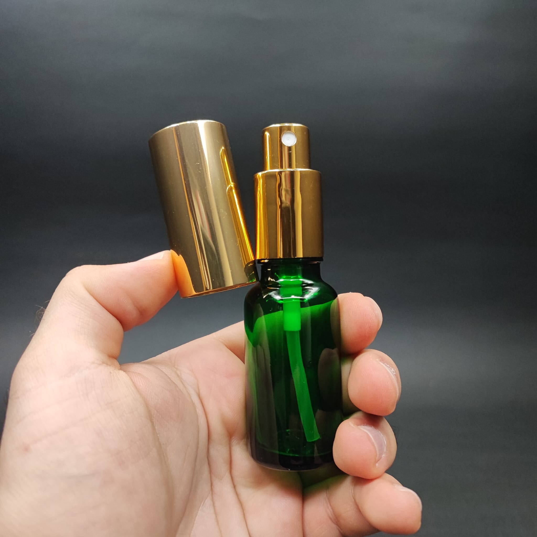 20 ML LÜKS VİDALI VALF ÇEVİRME PARFÜM ŞİŞELERİ - 20 CC YEŞİL CAM ŞİŞE - GOLD METAL SPREYLİ KAPAKLI SET