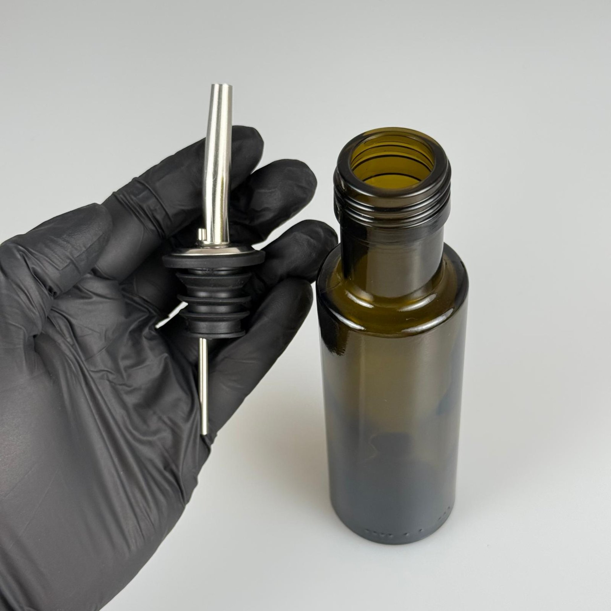 100 CC DORİKA CAM ŞİŞE KOYU YEŞİL (31 MM AĞIZ) - ÇELİK YAĞDANLIK TIPALI - 100 ML SİLİNDİR DORİCA YAĞ VE SOS ŞİŞELERİ