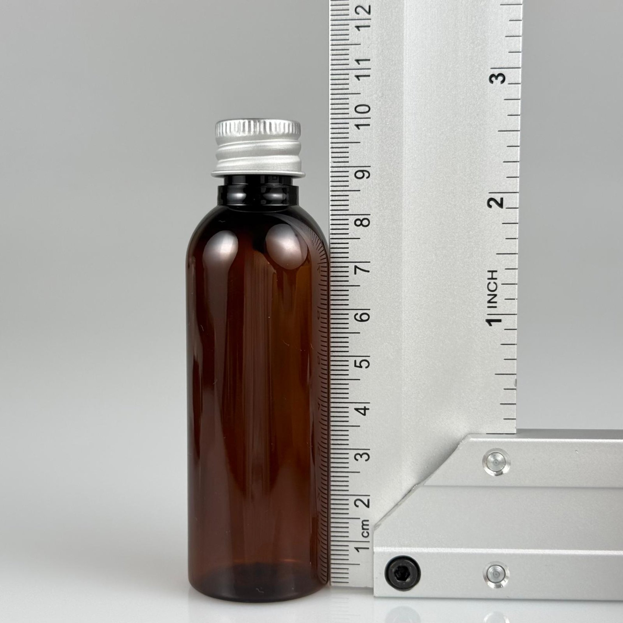 50 CC AMBER SİLİNDİR UZUN MODEL PET ŞİŞE + KÖPÜK CONTALI GÜMÜŞ ALÜMİNYUM METAL KAPAKLI + KÖR TIPALI TAKIM - 50 ML KAHVERENGİ PLASTİK ŞİŞE