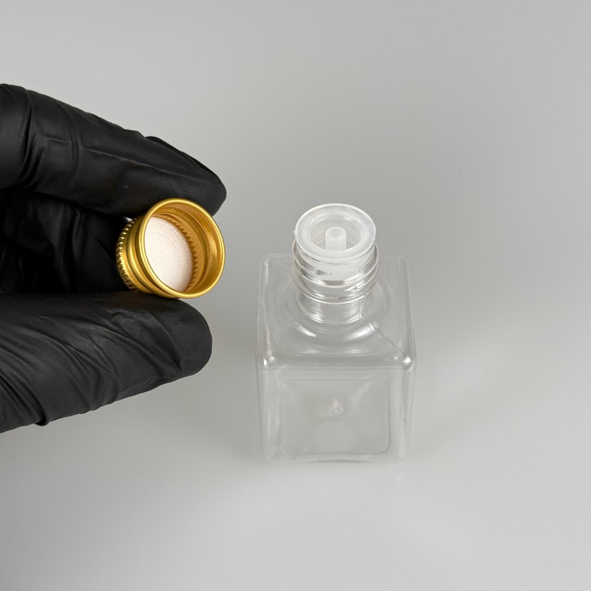 35 CC ŞEFFAF KARE PET ŞİŞE - KÖPÜK CONTALI GOLD ALÜMİNYUM METAL KAPAKLI + DAMLALIKLI KOLONYA TIPALI TAKIM - 35 ML ŞEFFAF KARE PET ŞİŞE