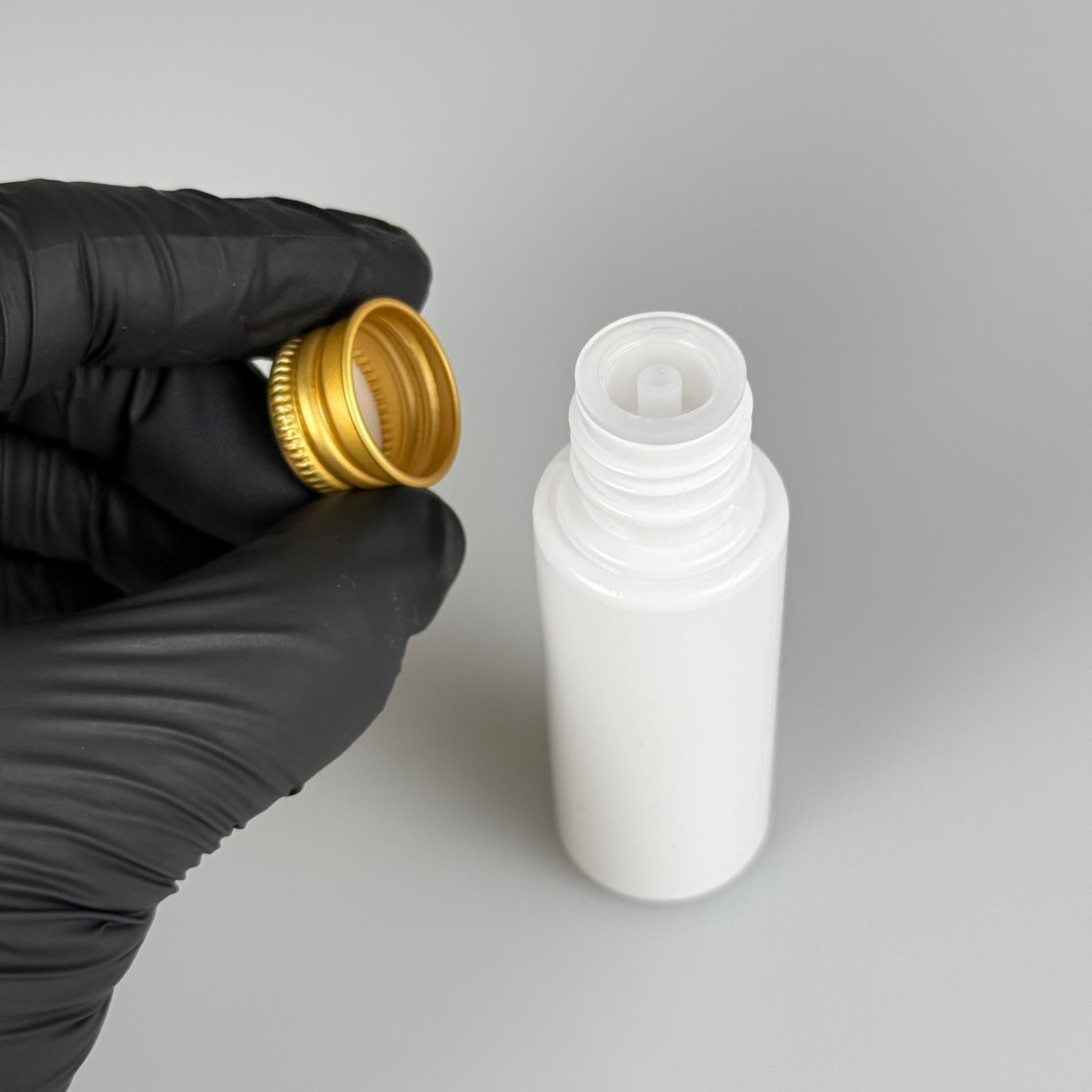30 CC BEYAZ PET SHOT ŞİŞE - KÖPÜK CONTALI GOLD ALÜMİNYUM METAL KAPAKLI + DAMLALIKLI KOLONYA TIPALI TAKIM - 30 ML PLASTİK ŞİŞE