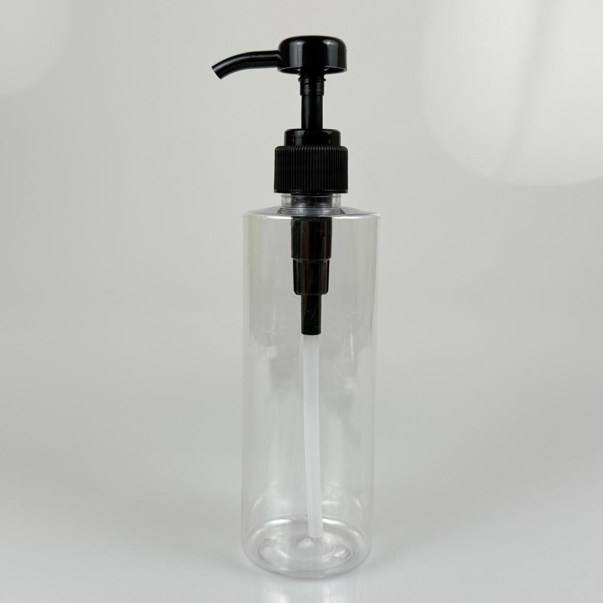 400 CC PET ŞEFFAF SİLİNDİR MODEL ŞİŞE - SİYAH DOZAJ POMPALI (HER BASMADA 4 CC SIVI ATAR) - 400 ML POMPALI ŞİŞE - ŞURUP, ŞAMPUAN, KREM GİBİ YOĞUN KIVAMLI SIVILARDA KULLANILIR
