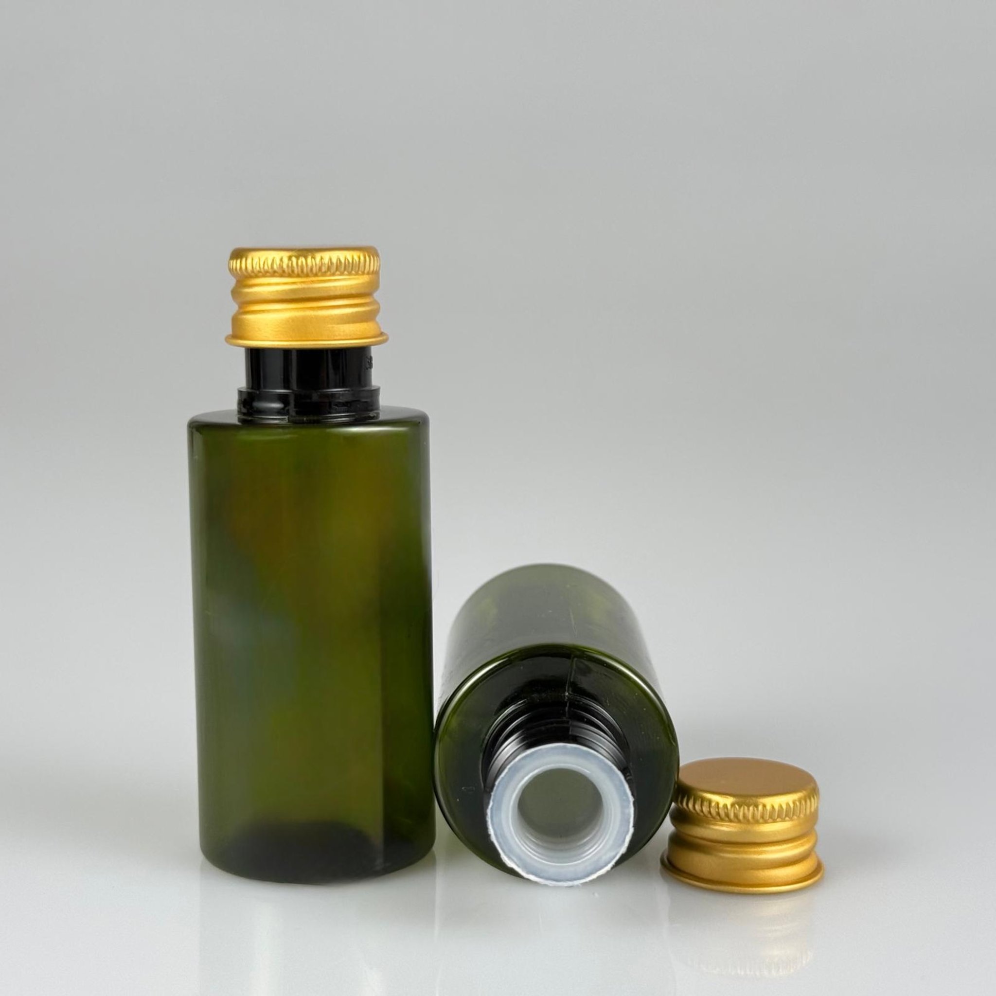 35 CC  SİLİNDİR YEŞİL PET ŞİŞE + KÖPÜK CONTALI GOLD ALÜMİNYUM METAL KAPAKLI + KÖR TIPALI TAKIM - 35 ML PLASTİK ŞİŞE