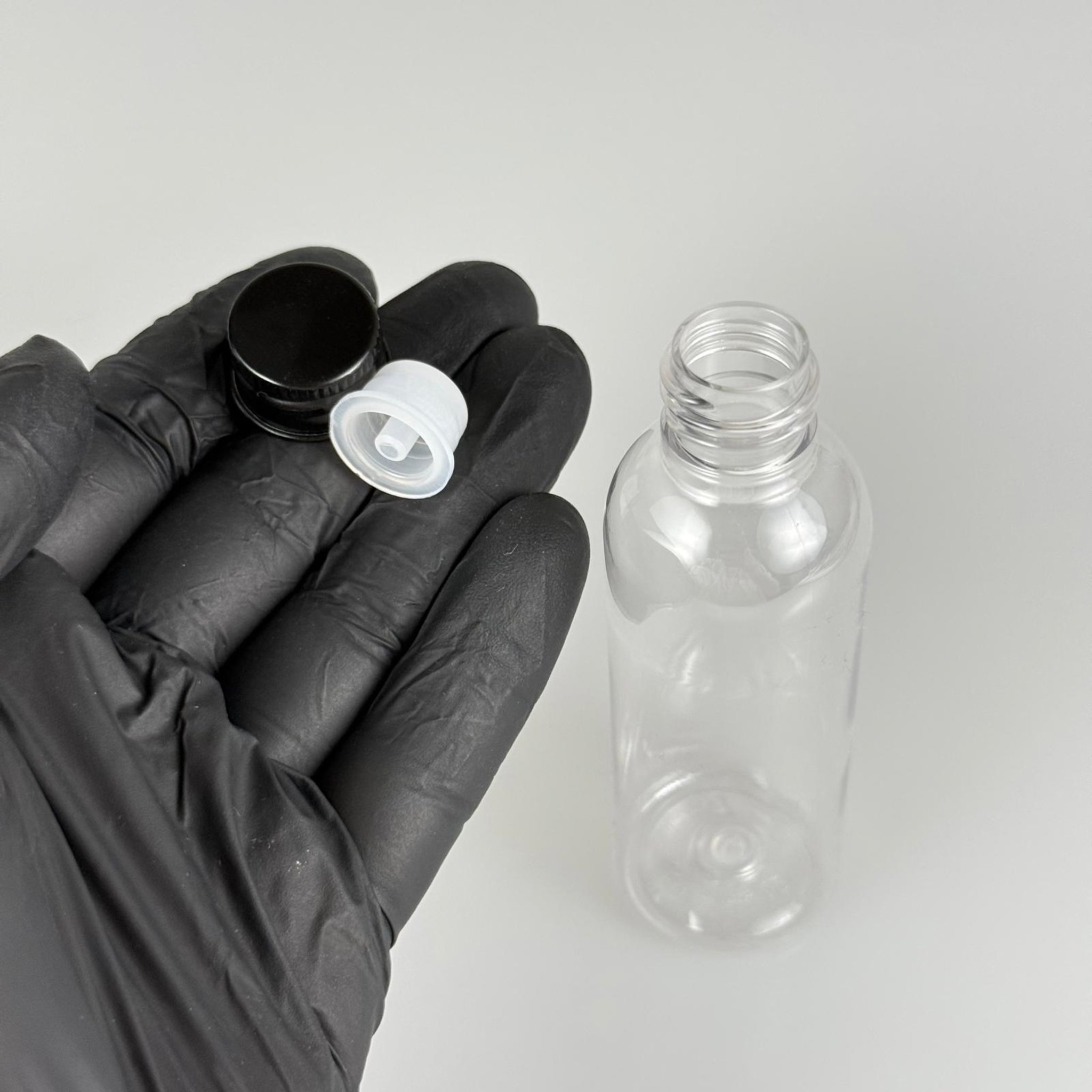 50 CC ŞEFFAF SİLİNDİR UZUN MODEL PET ŞİŞE + KÖPÜK CONTALI SİYAH ALÜMİNYUM METAL KAPAKLI + DAMLALIKLI KOLONYA TIPALI TAKIM - 50 ML PLASTİK ŞİŞE