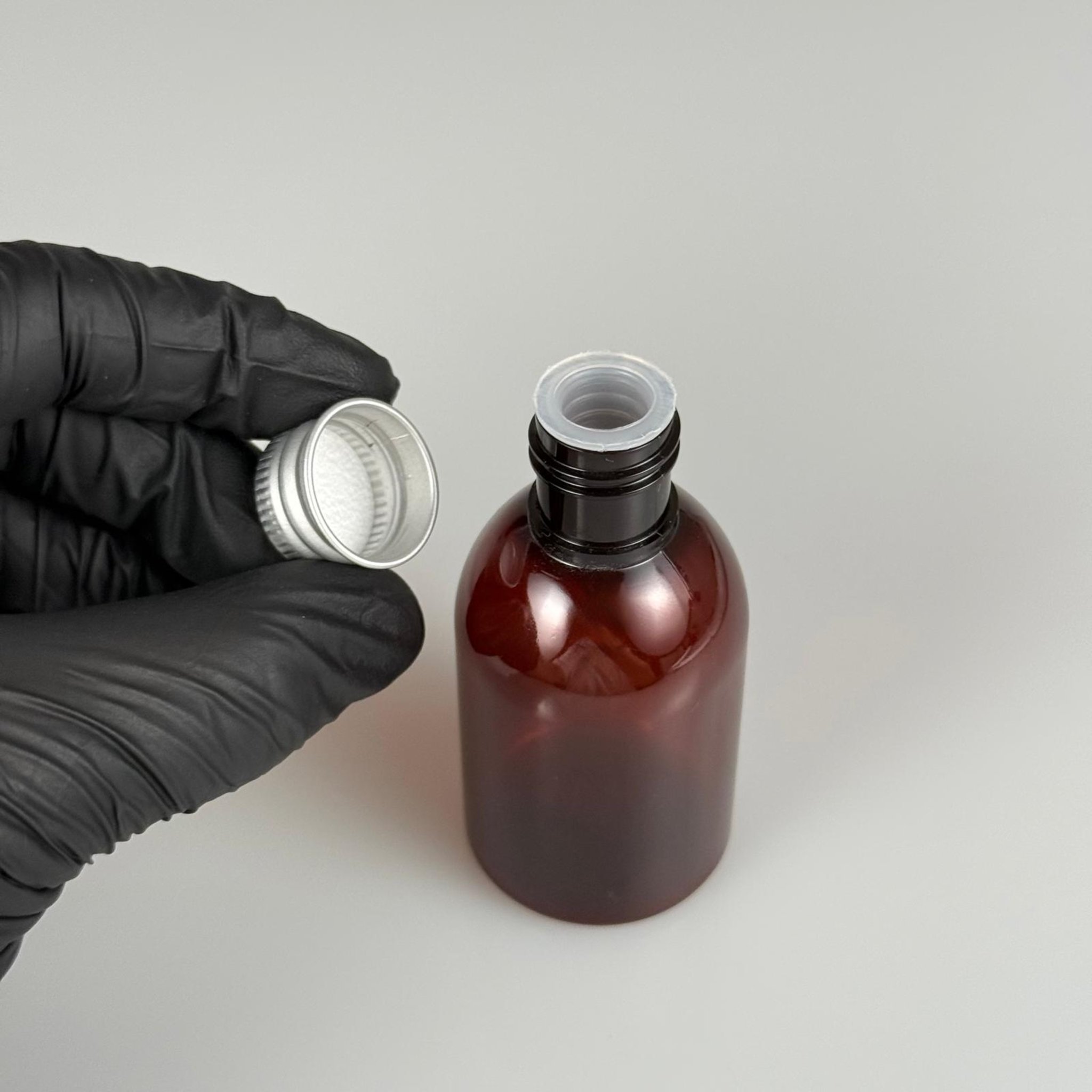 50  CC AMBER PET ŞİŞE + KÖPÜK CONTALI GÜMÜŞ ALÜMİNYUM METAL KAPAKLI + KÖR TIPALI TAKIM - 50 ML KAHVERENGİ PLASTİK ŞİŞE