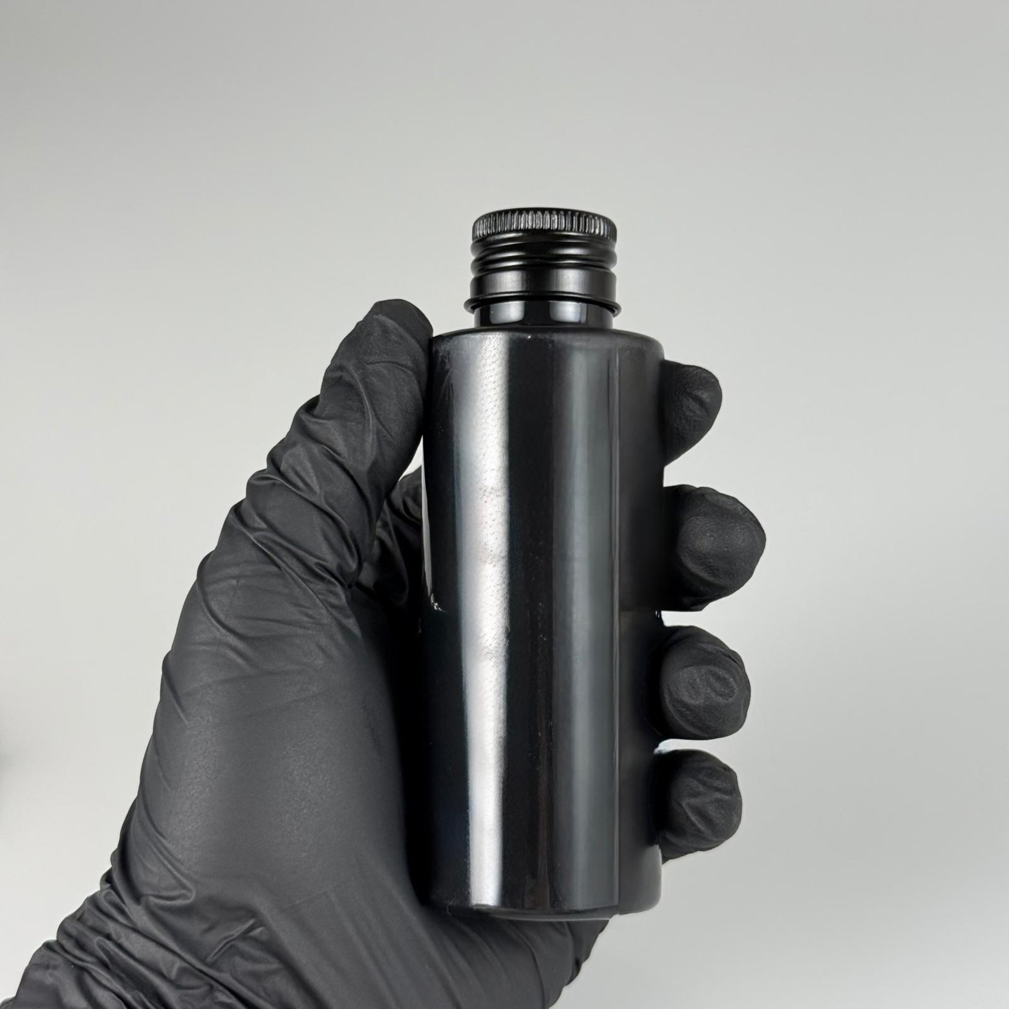 100 CC SİYAH SİLİNDİR KESKİN KÜT MODEL SERT PET ŞİŞE ( 17 GR - 24 AĞIZ ) + KÖPÜK CONTALI SİYAH METAL ALÜMİNYUM KAPAK + KOLONYA TIPALI TAKIM - 100 ML KAPAKLI SİYAH PLASTİK ŞİŞELER