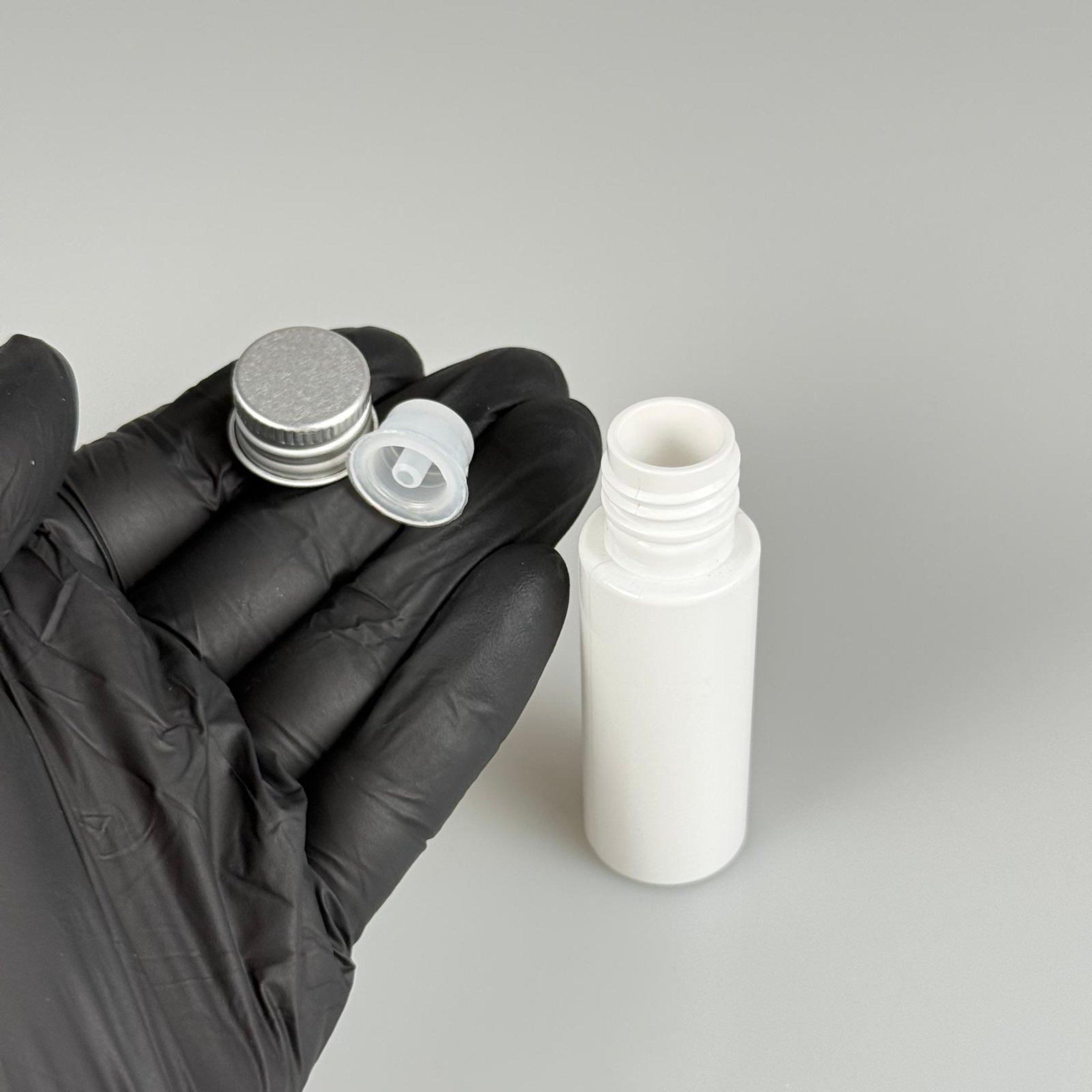 20 CC BEYAZ PET ŞİŞE + KÖPÜK CONTALI GÜMÜŞ ALÜMİNYUM METAL KAPAKLI + DAMLALIKLI KOLONYA TIPALI TAKIM - 20 ML PLASTİK ŞİŞE