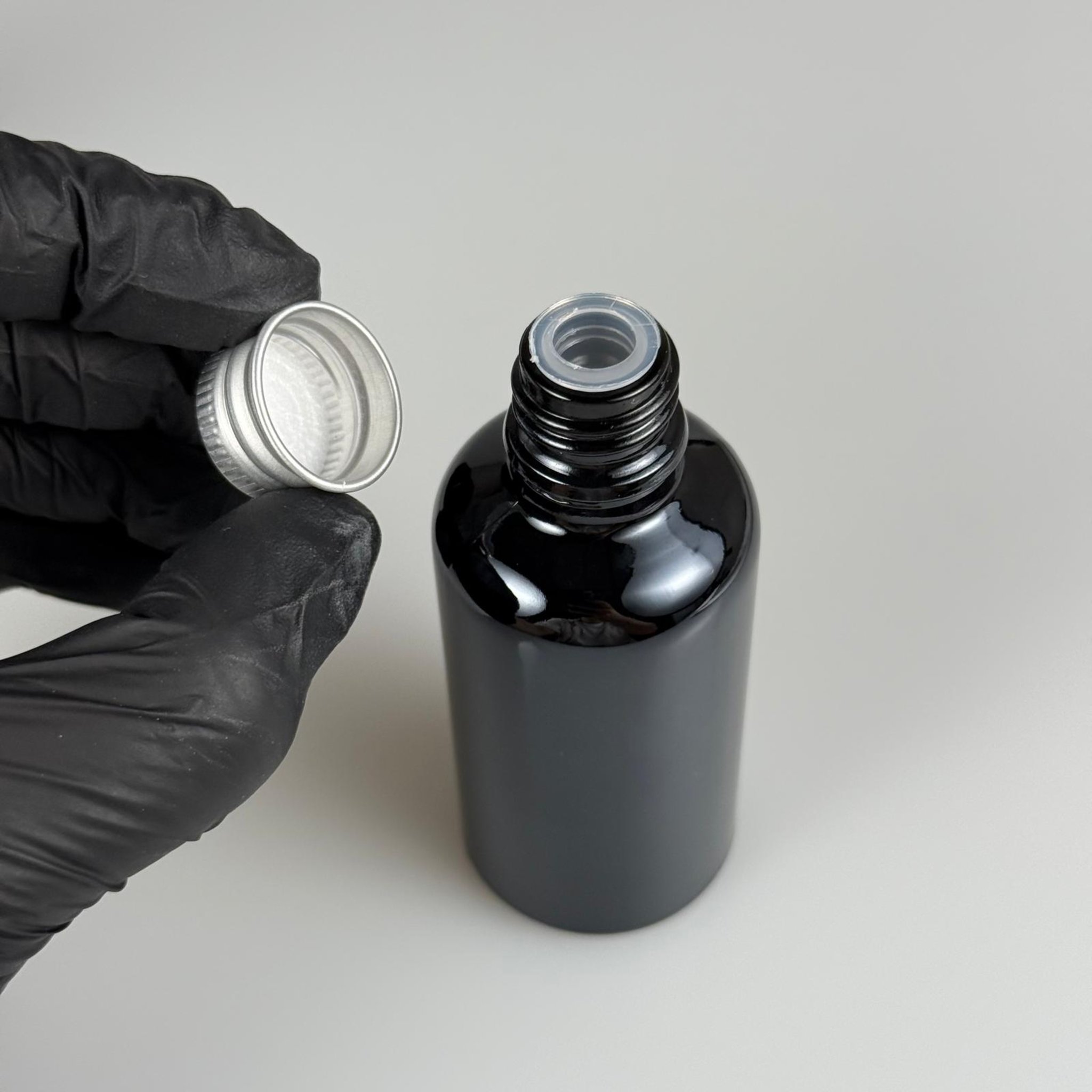 50 CC SİYAH CAM ŞİŞE + KÖPÜK CONTALI GÜMÜŞ ALÜMİNYUM METAL KAPAKLI + KÖR TIPALI TAKIM - 50 ML SİYAH CAM ŞİŞE