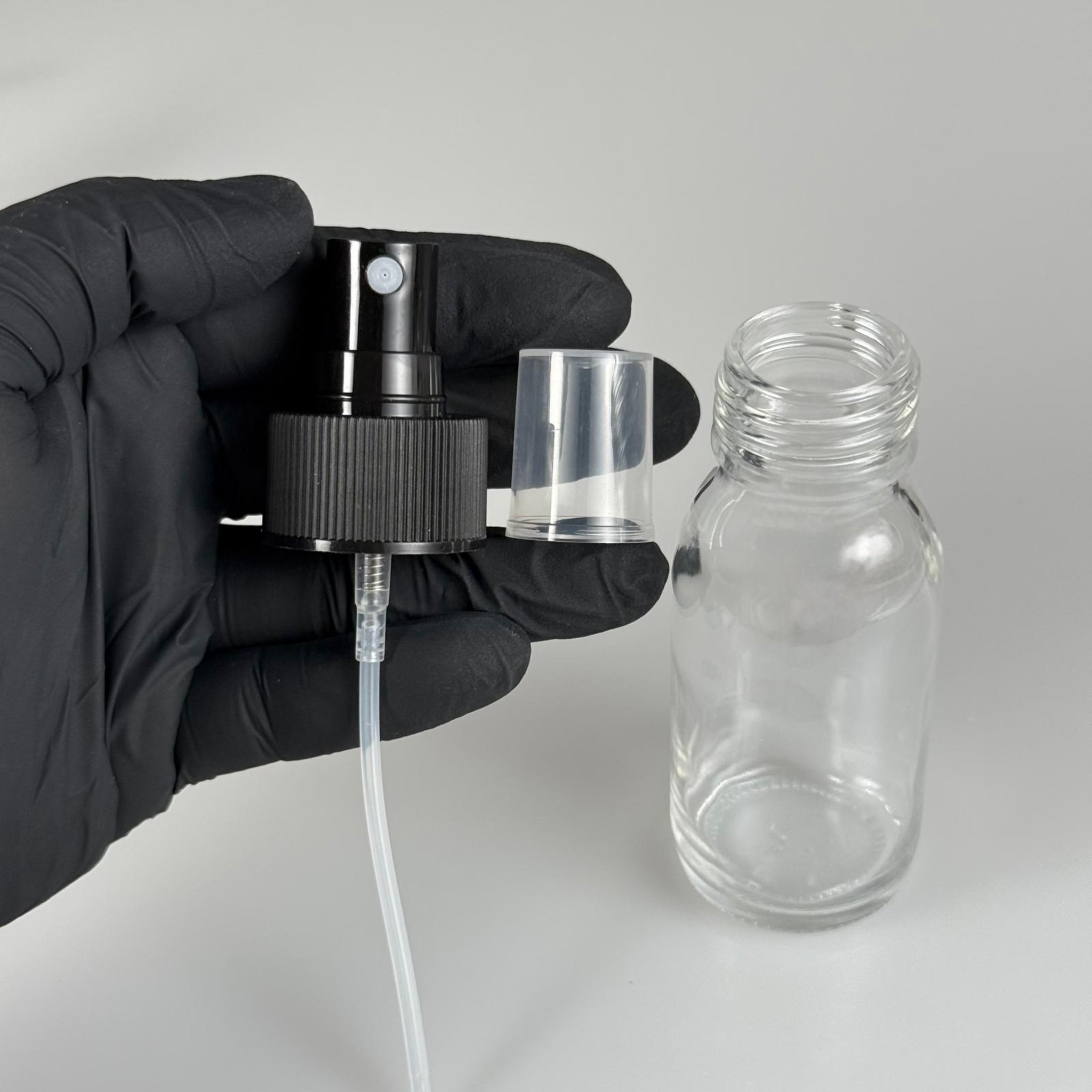 60 CC GENİŞ AĞIZLI ŞEFFAF CAM ŞİŞE SİYAH SPREYLİ TAKIM - 60 ML ŞEFFAF ŞURUP ECZA ŞİŞESİ - MİKROPLARDAN KORUNMASI İÇİN İLAÇLANMIŞTIR, SUYA TUTUNCA ŞEFFAF RENGİ ALIR