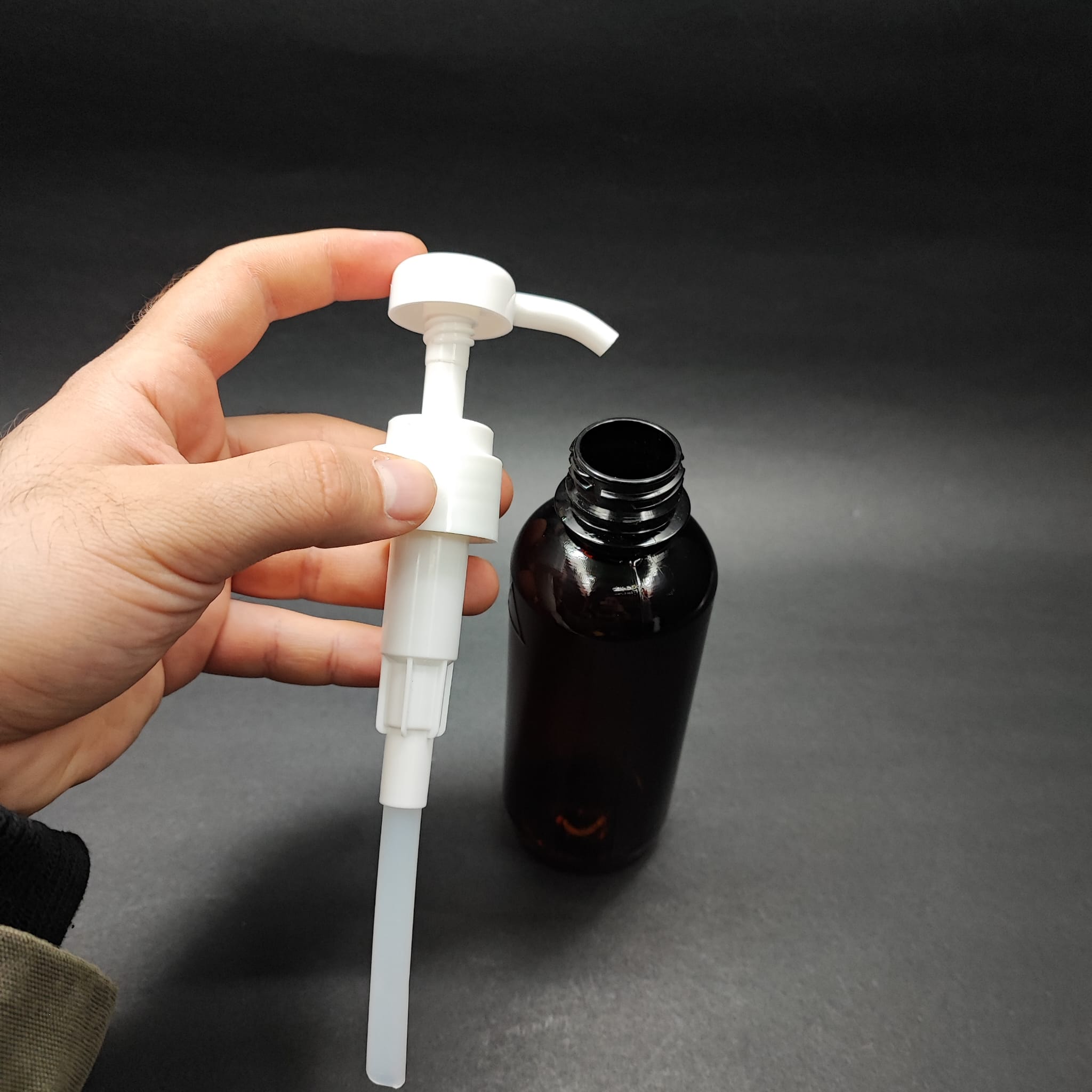 250 CC AMBER PET ŞİŞE - BEYAZ DOZAJ POMPALI (HER BASMADA 4 CC SIVI ATAR)  - 250 ML POMPALI ŞİŞE - ŞURUP, ŞAMPUAN, KREM GİBİ YOĞUN KIVAMLI SIVILARDA KULLANILIR