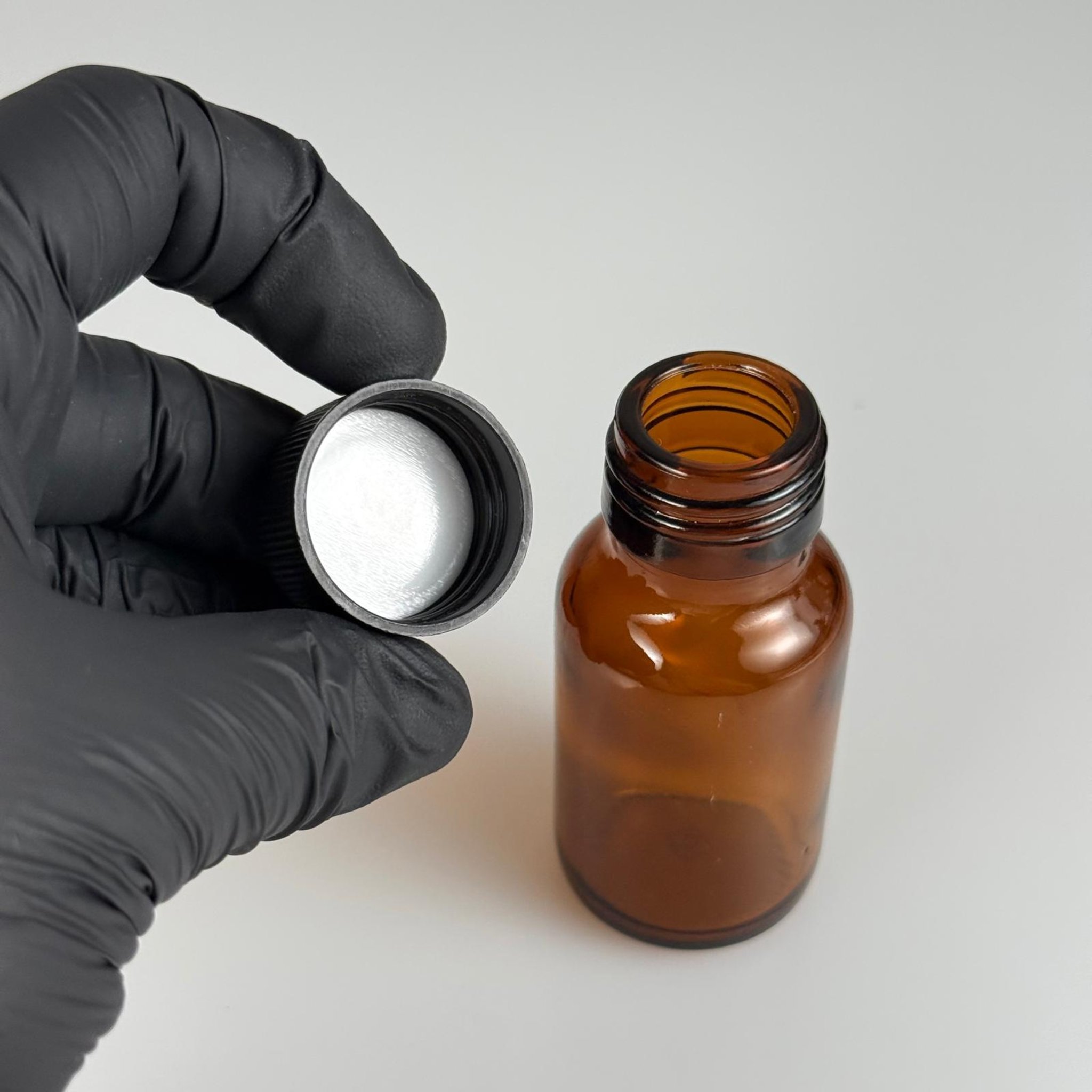 30 CC AMBER CAM ŞİŞE + SİYAH PLASTİK KAPAK + 15 ML ÖLÇEK TAKIM - 30 ML KAHVERENGİ BOŞ ŞURUP ŞİŞESİ (AĞIZ ÇAPI 25 MM) - 30 ML ECZA ŞİŞESİ