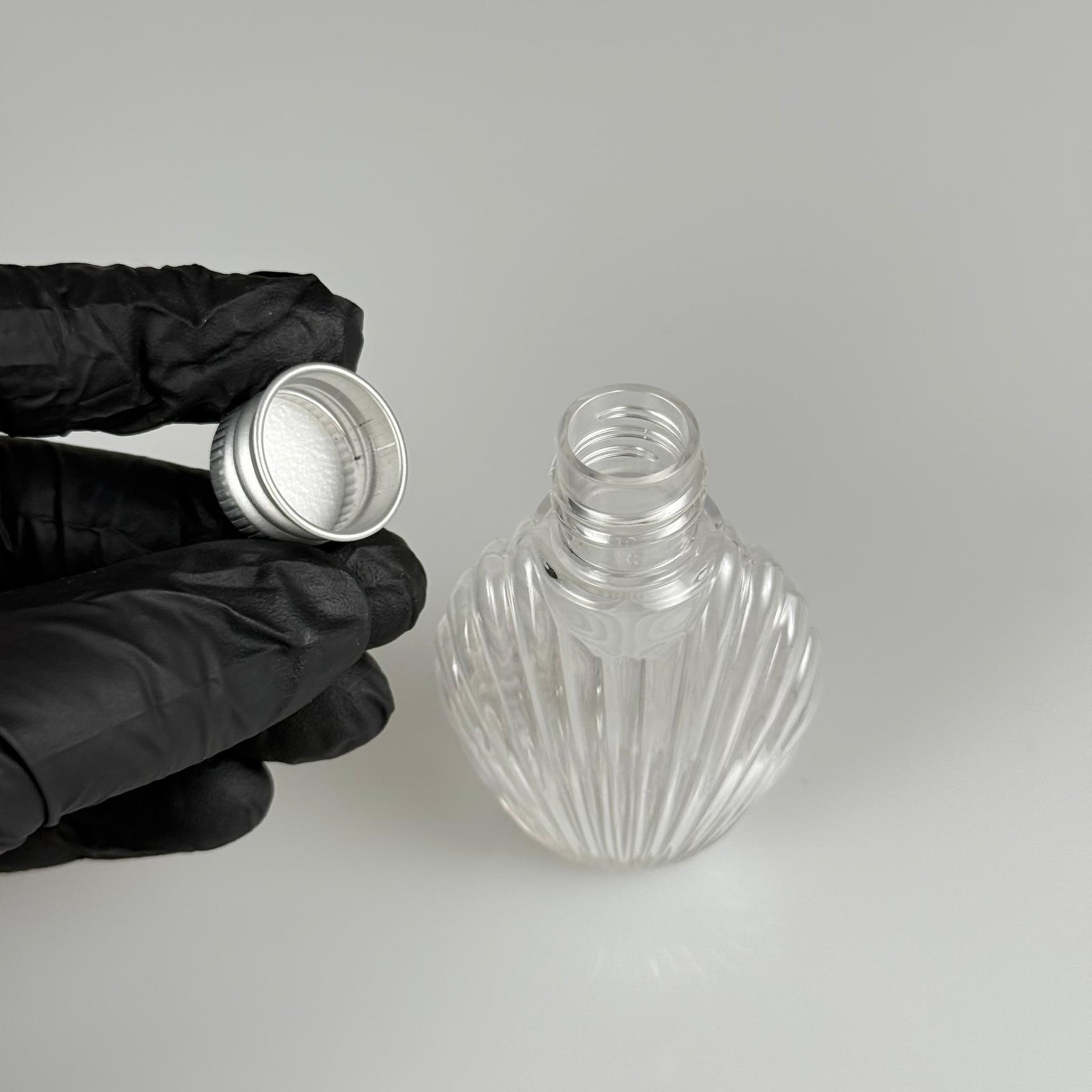 40 CC ŞEFFAF İSTİRİDYE PET ŞİŞE + KÖPÜK CONTALI GÜMÜŞ ALÜMİNYUM METAL KAPAKLI TAKIM - 40 ML KAPAKLI CAMPET ŞİŞE
