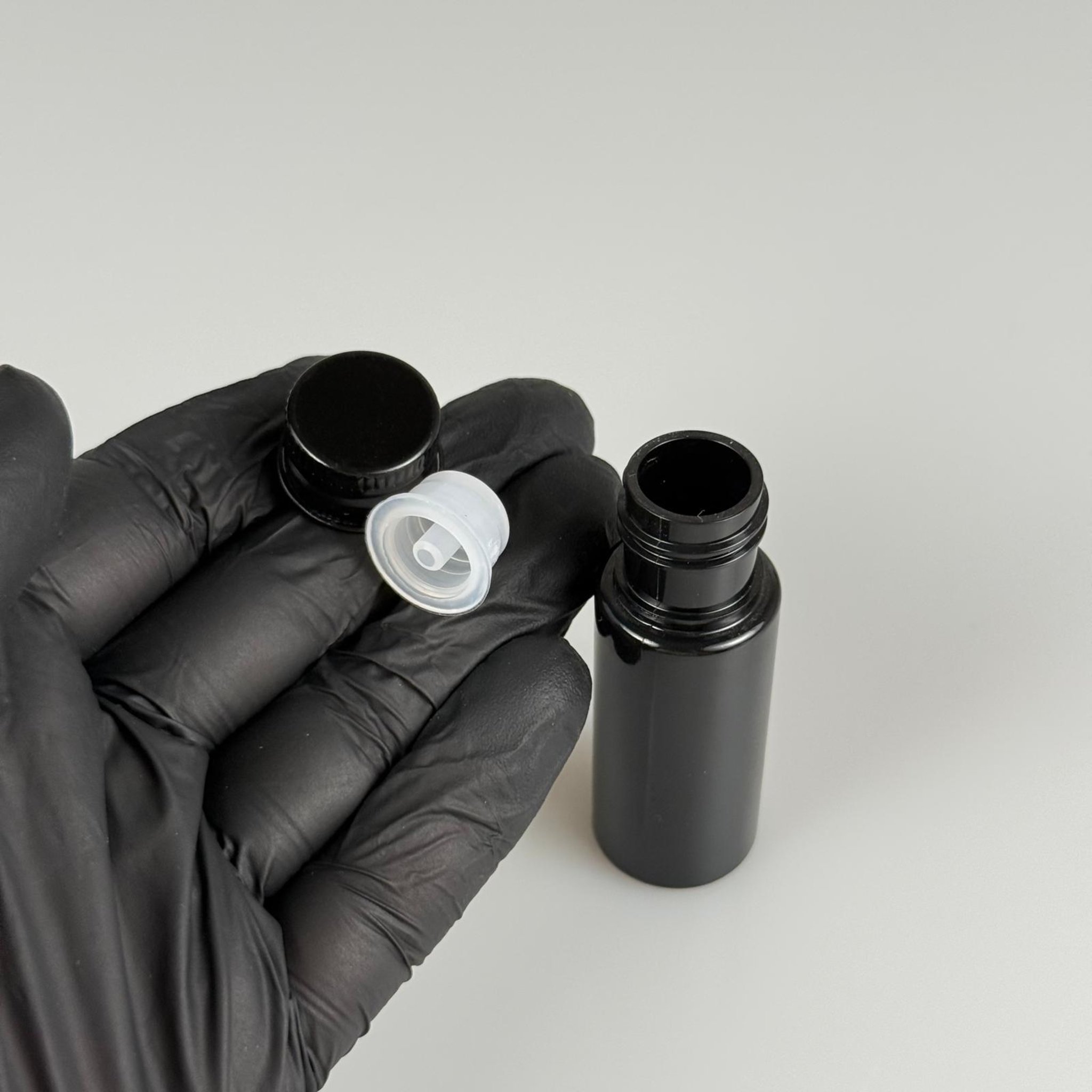 15 CC SİYAH SİLİNDİR PET ŞİŞE + KÖPÜK CONTALI SİYAH ALÜMİNYUM METAL KAPAKLI + DAMLALIKLI KOLONYA TIPALI TAKIML - 15 ML SİYAH PET ŞİŞE