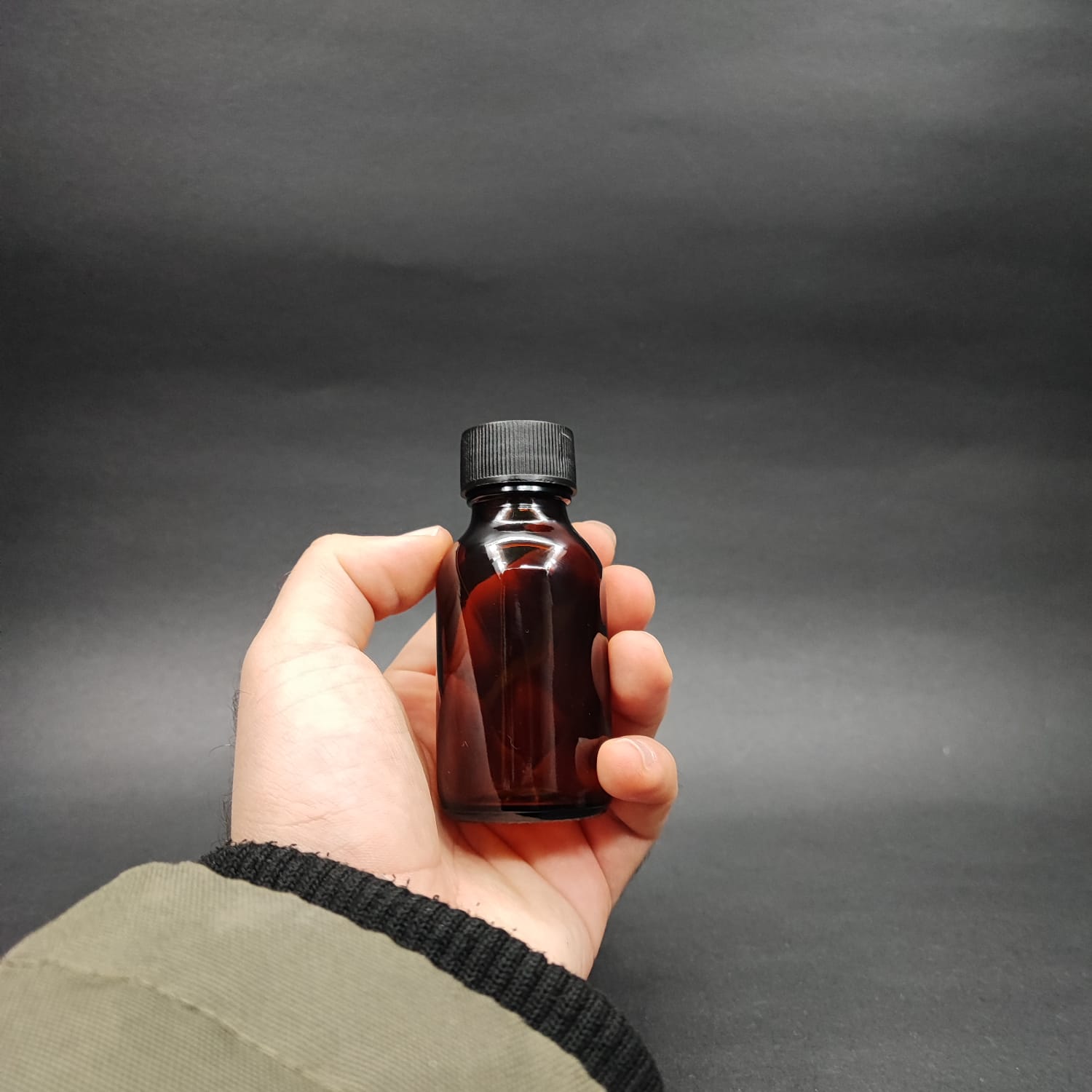 50 ML DOLUMU KOLAY, GENİŞ AĞIZLI İÇTEN DAMLALIKLI ŞİŞE (25 MM AĞIZ) - 50 CC SİYAH CONTALI KAPAKLI İÇTEN DAMLALIKLI CAM ECZA ŞİŞESİ - AMBER KAHVERENGİ