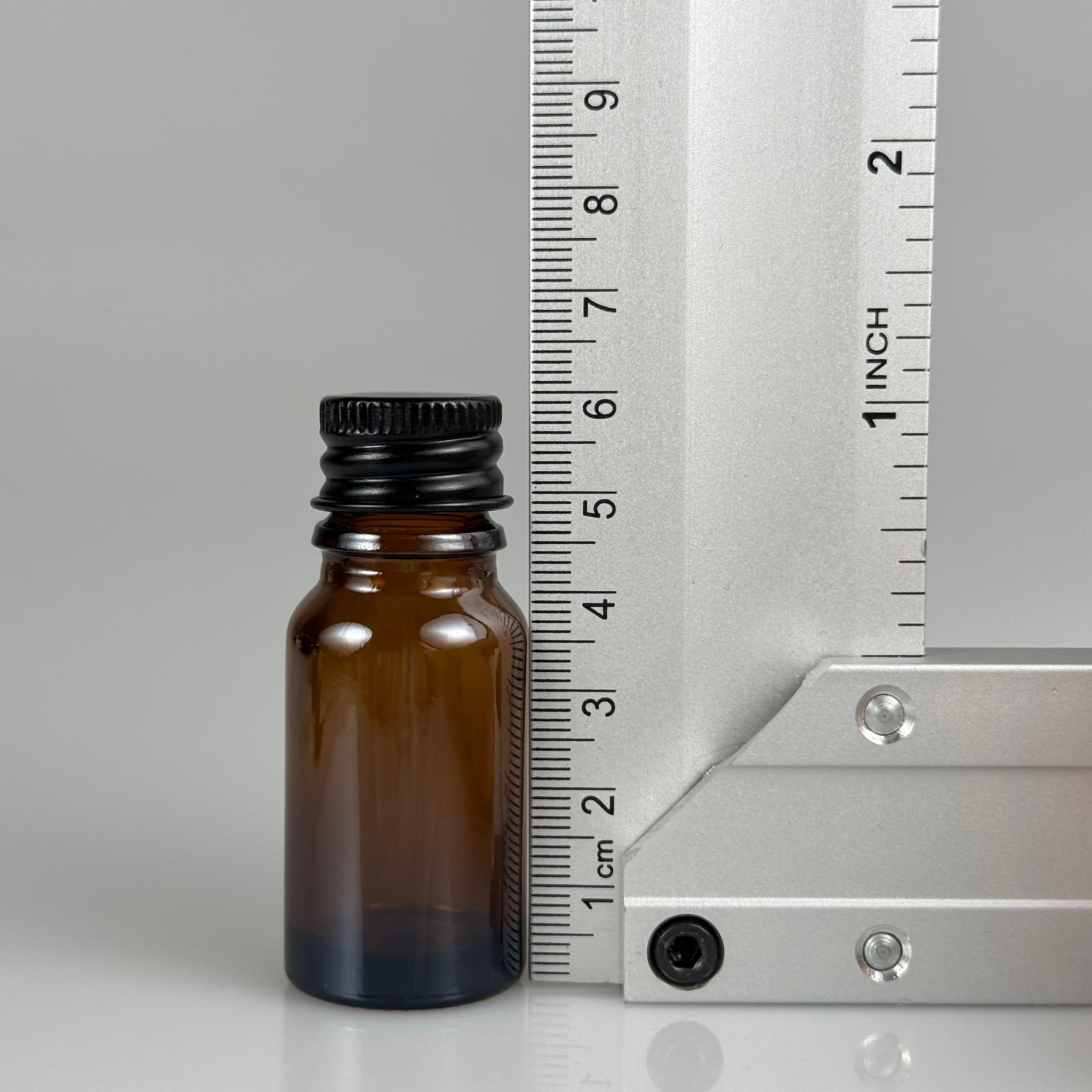 10 CC AMBER CAM ŞİŞE + KÖPÜK CONTALI SİYAH ALÜMİNYUM METAL KAPAKLI + KÖR TIPALI TAKIM - 10 ML KAHVERENGİ CAM ŞİŞE