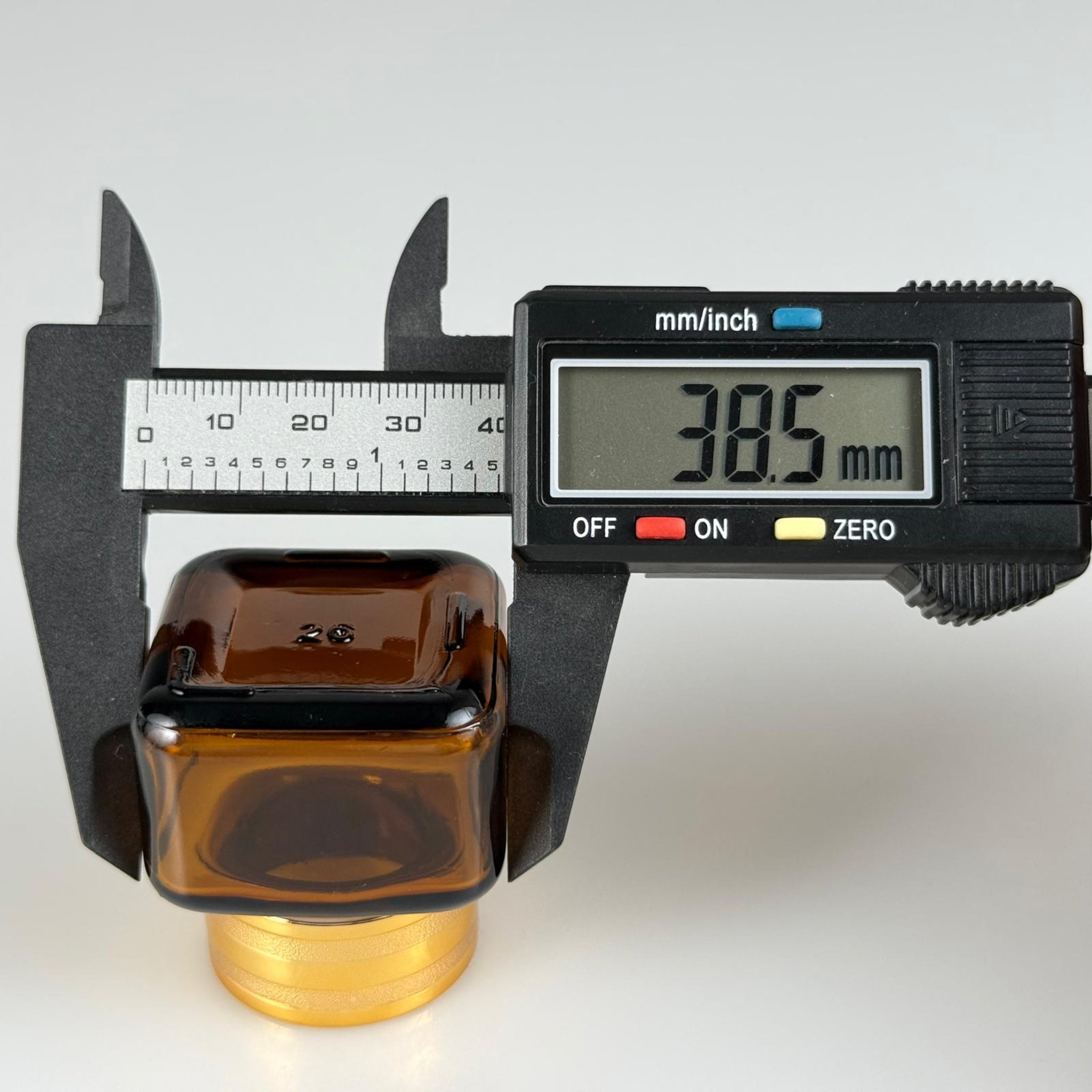20 CC KARE AMBER CAM KAVANOZ + GOLD İŞLEMELİ KAPAK + CONTA - 20 ML KAHVERENGİ KARE KAVANOZ