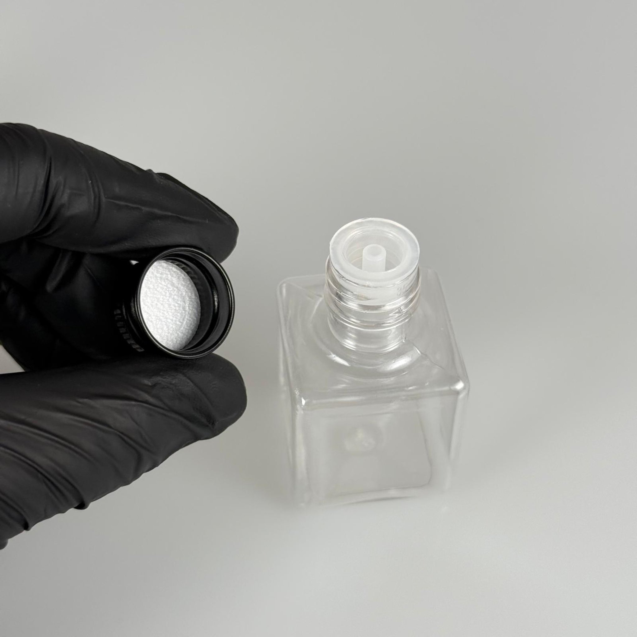 35 CC ŞEFFAF KARE PET ŞİŞE - KÖPÜK CONTALI SİYAH ALÜMİNYUM METAL KAPAKLI + KOLONYA TIPALI TAKIM - 35 ML ŞEFFAF KARE PET ŞİŞE